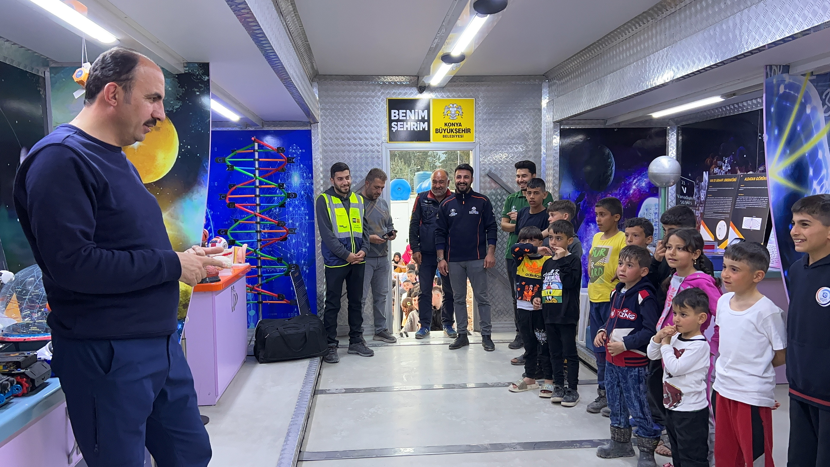 Depremzede Çocuklar Konya Büyükşehir`in Bilim Tırı`nda Moral Buluyor