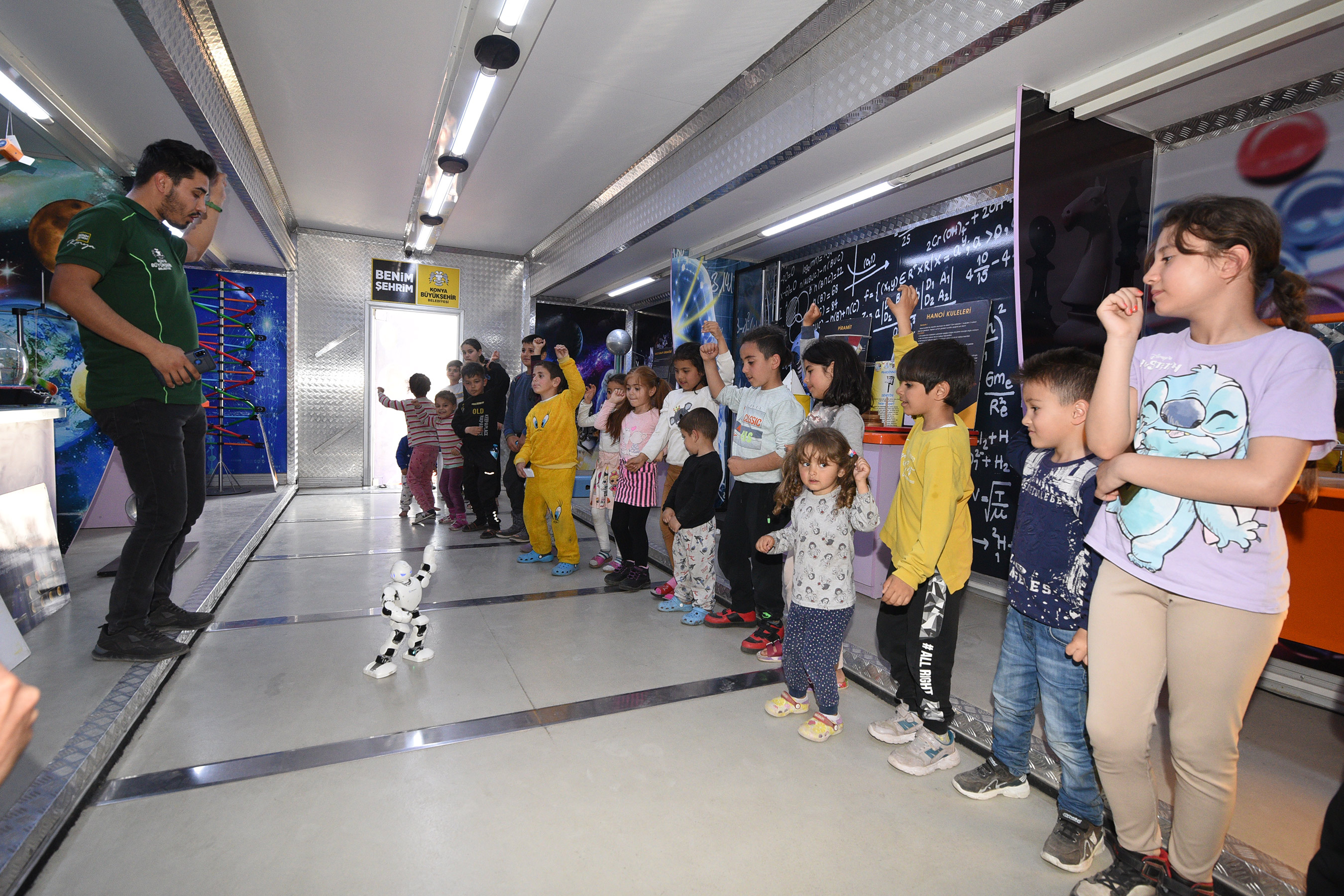 Depremzede Çocuklar Konya Büyükşehir`in Bilim Tırı`nda Moral Buluyor