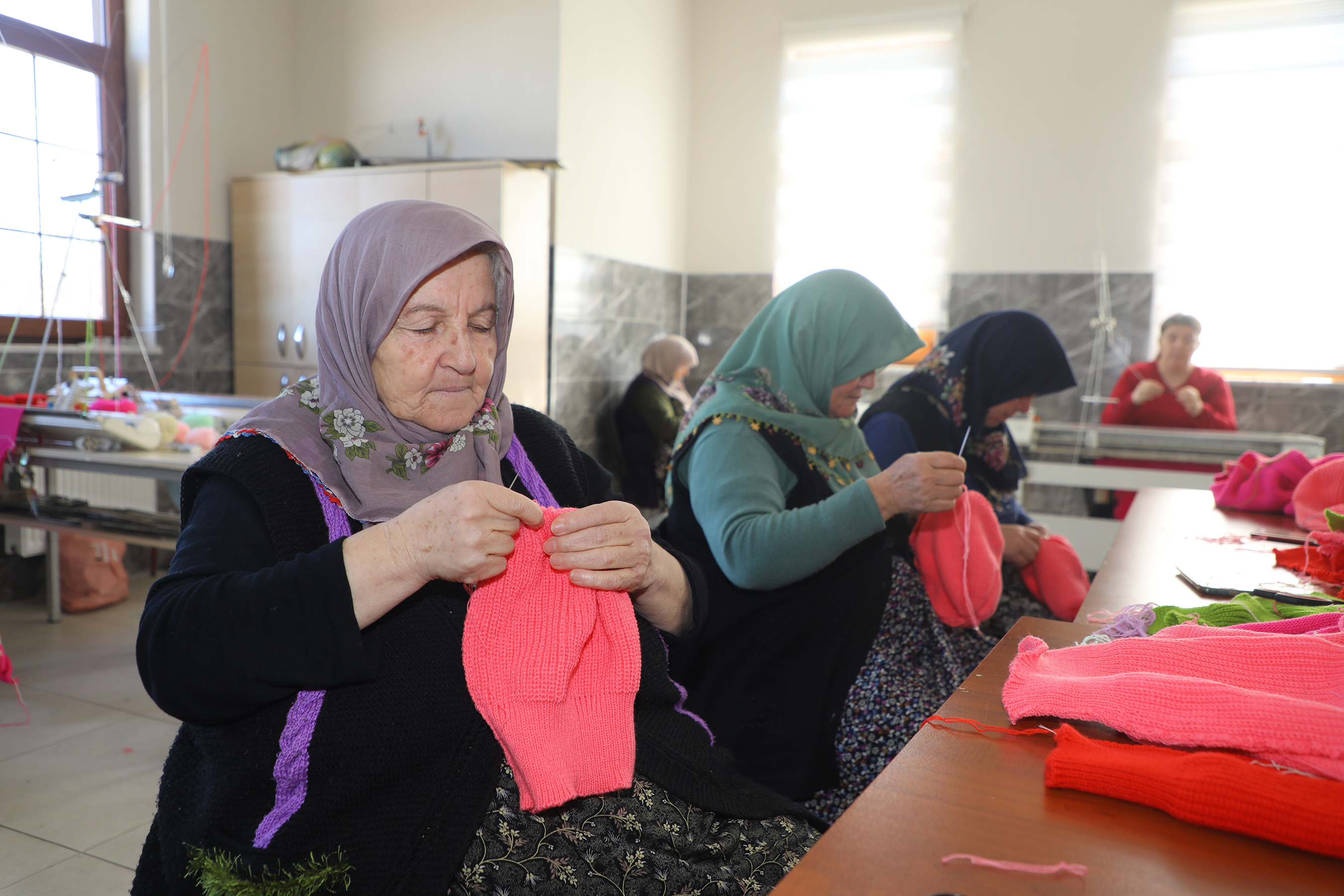 KOMEK ve ASEM Mensupları Depremzedelerin İçini Isıtıyor