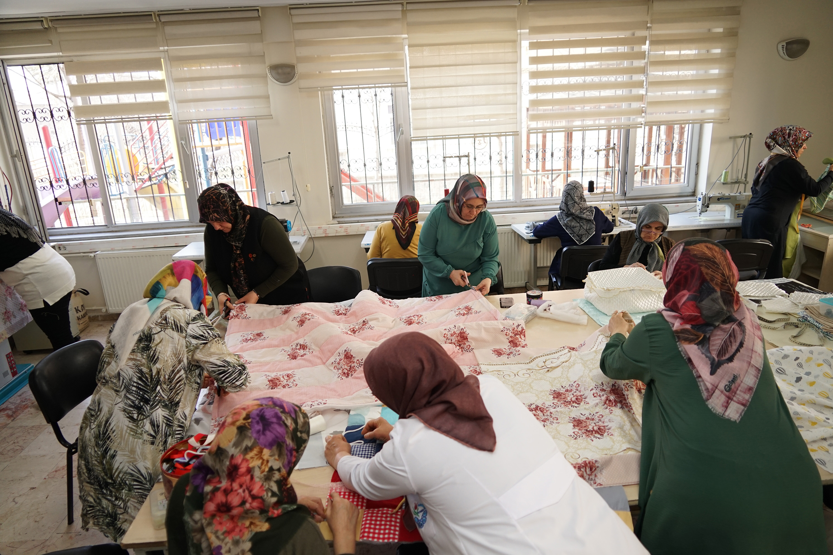 KOMEK ve ASEM Mensupları Depremzedelerin İçini Isıtıyor