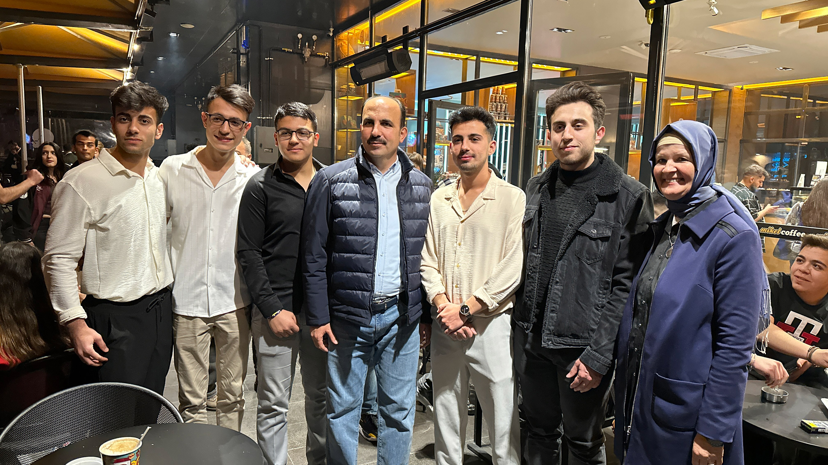 Başkan Altay Şehir Merkezinde Gençlerle Buluştu