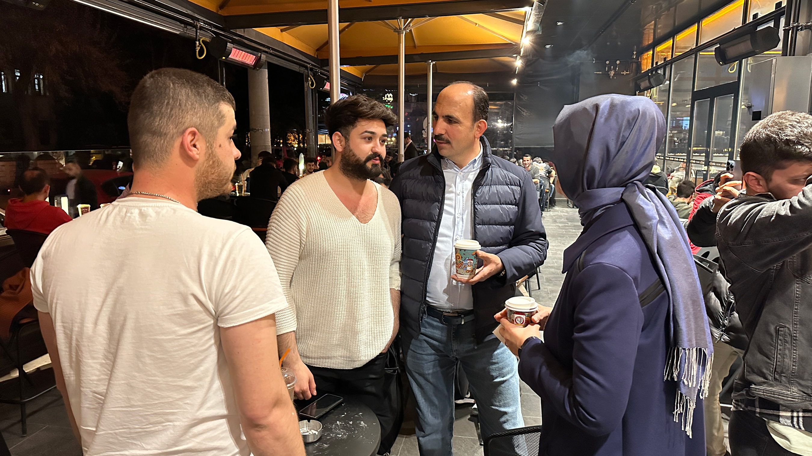 Başkan Altay Şehir Merkezinde Gençlerle Buluştu