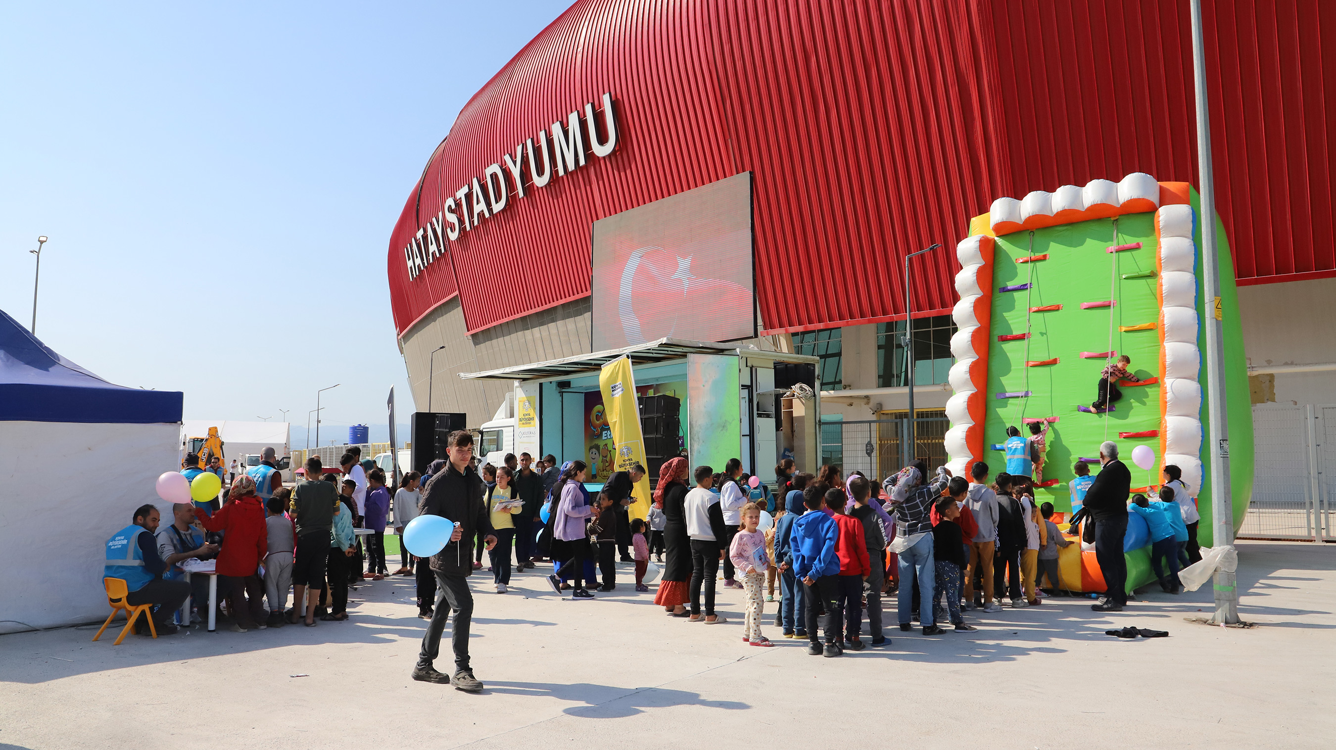 Konya Büyükşehir Depremzede Çocukların Yüzünü Güldürüyor