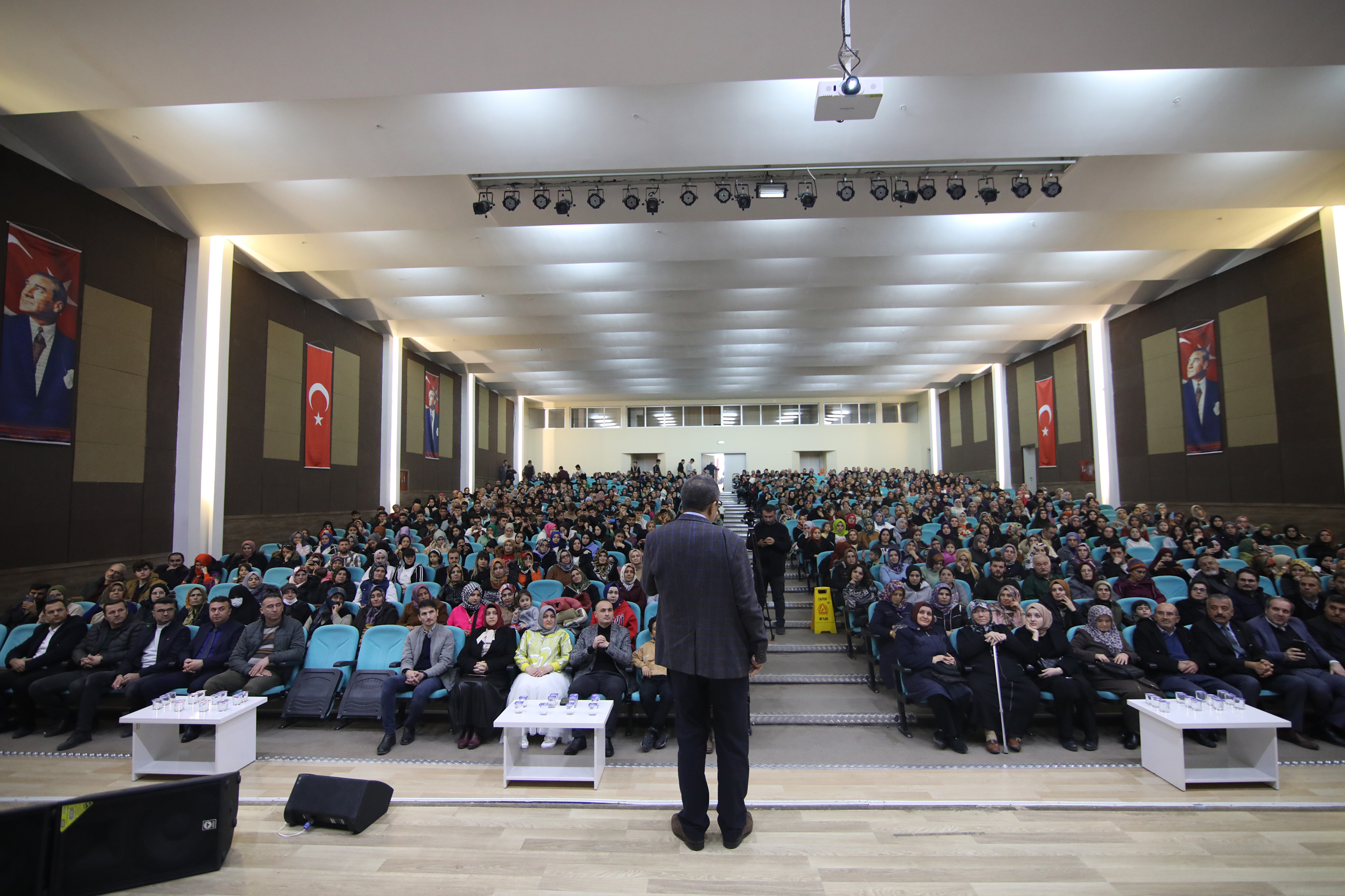 Dursun Ali Erzincanlı ve Hayati İnanç İlçe Şehir Konferanslarına Konuk Oldu