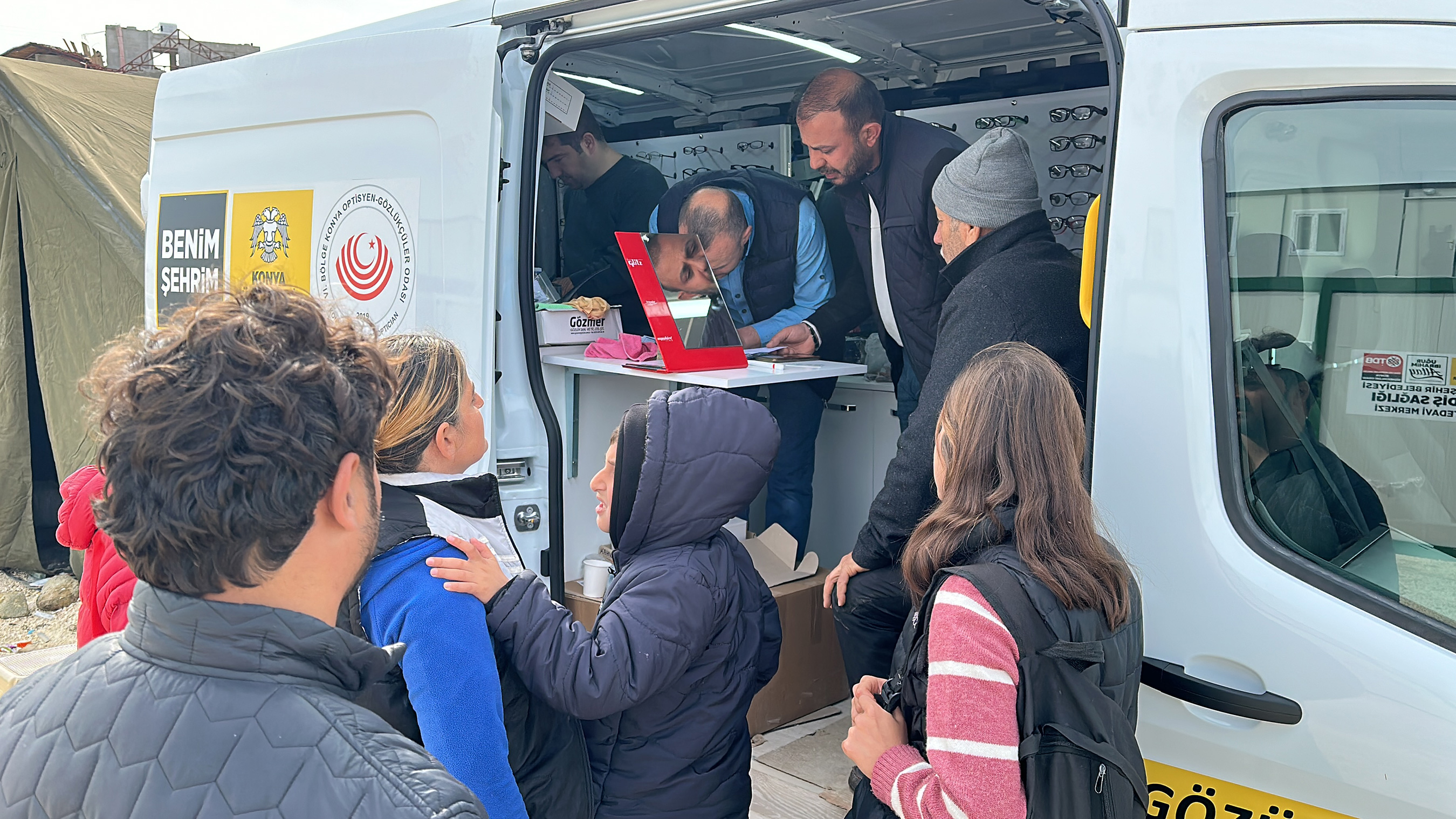 Konya Mobil Gözlük ve Diş Araçları Depremzedelere Derman Oluyor 