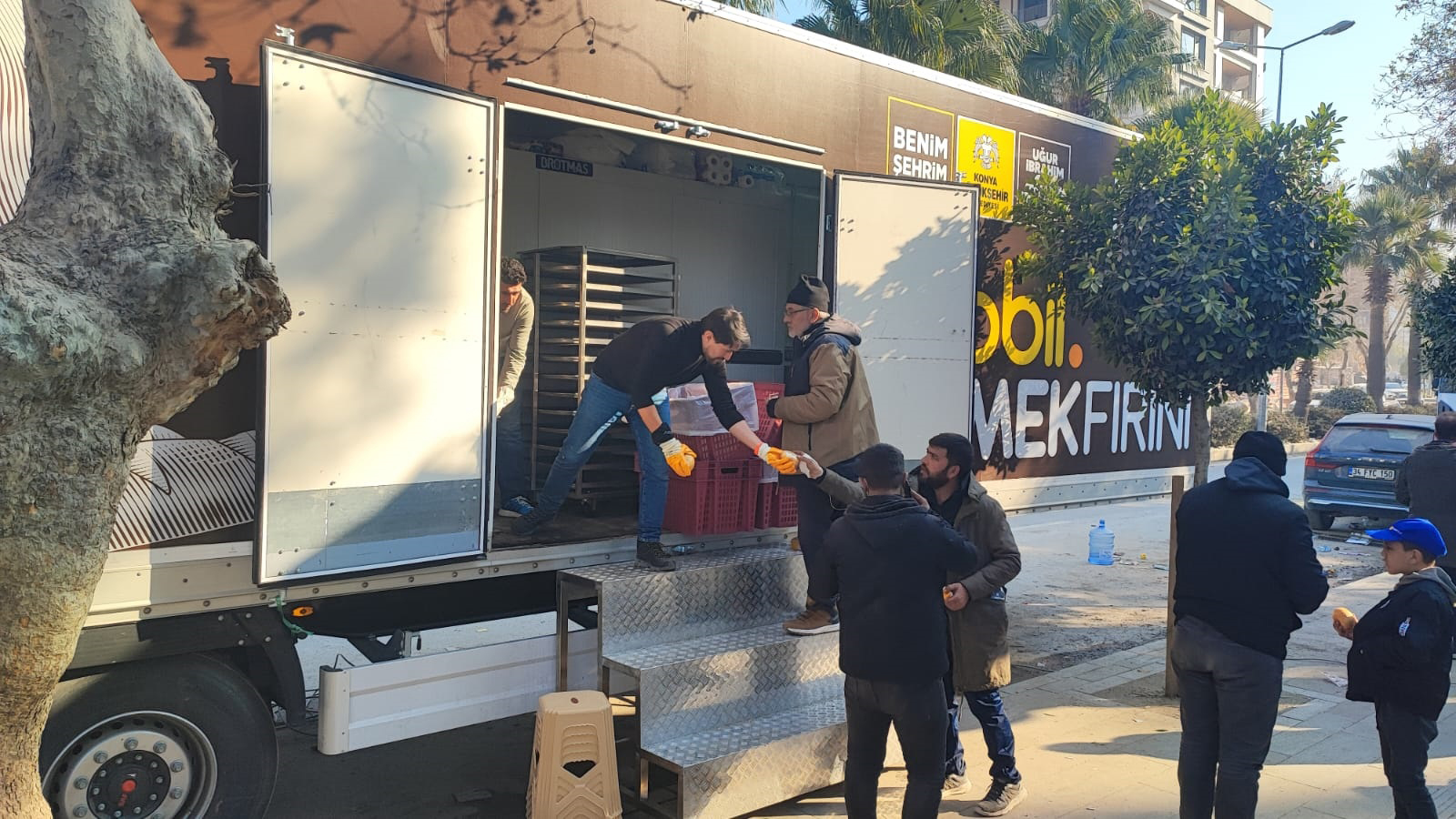 Başkan Altay Mobil Mutfak Tırı ve Ekmek Fırınında Yemek Dağıtımı Yaptı 