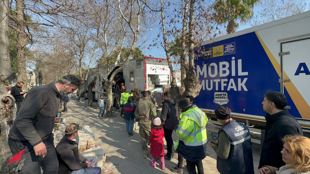 Başkan Altay Mobil Mutfak Tırı ve Ekmek Fırınında Yemek Dağıtımı Yaptı 