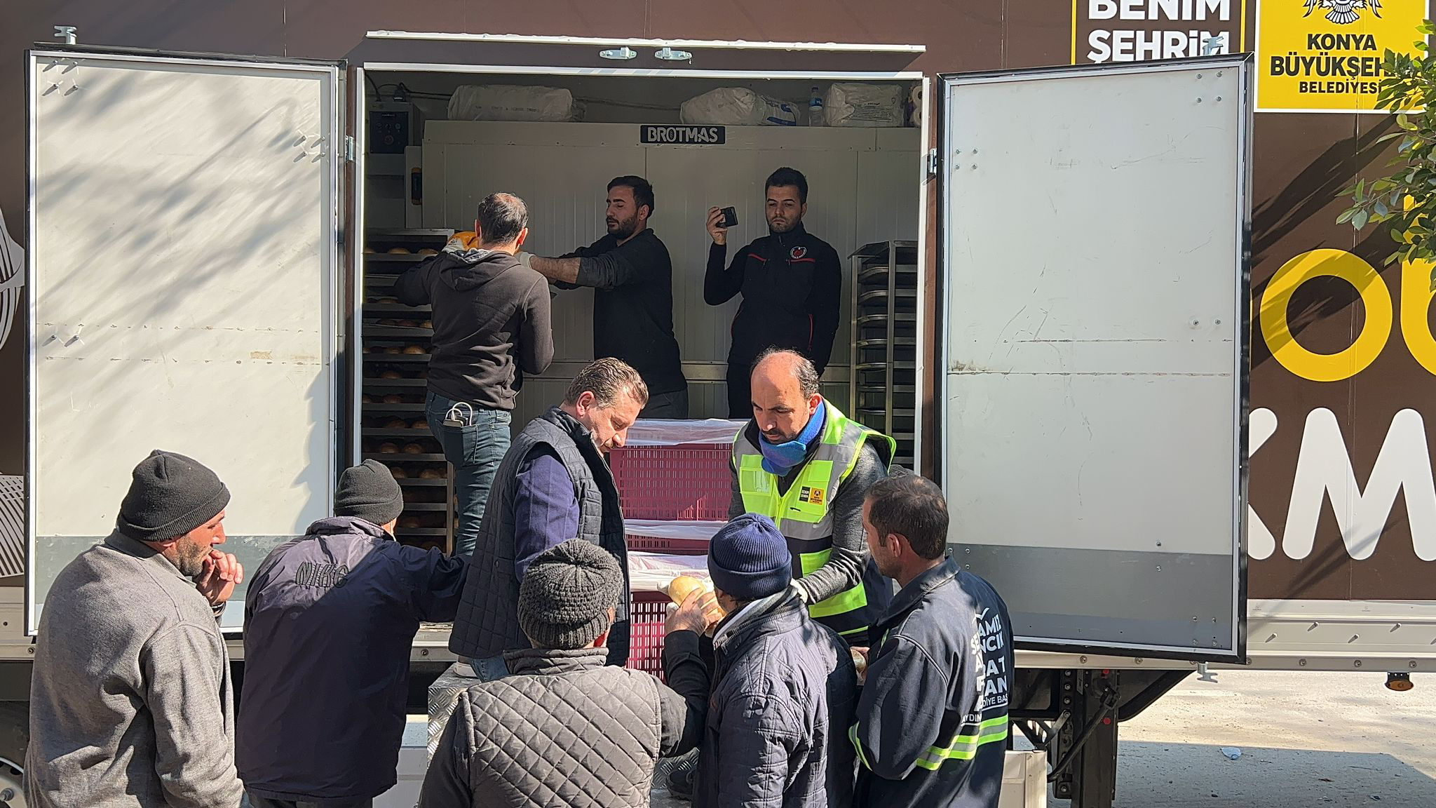 Başkan Altay Mobil Mutfak Tırı ve Ekmek Fırınında Yemek Dağıtımı Yaptı 