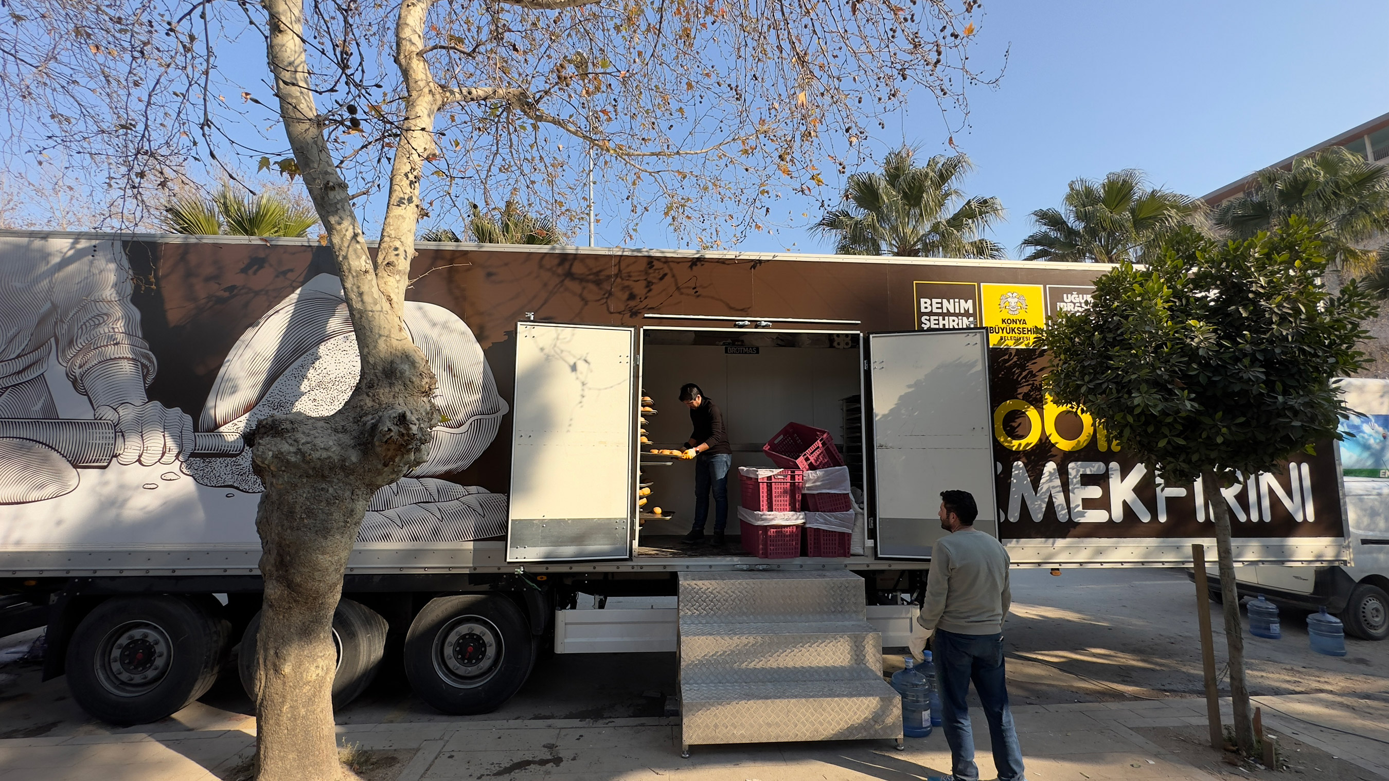 Başkan Altay Mobil Mutfak Tırı ve Ekmek Fırınında Yemek Dağıtımı Yaptı 