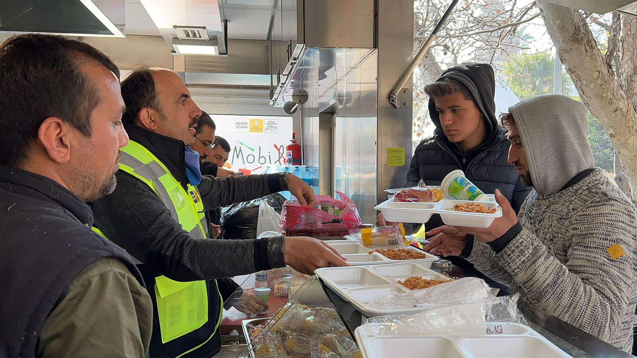 Konya, Hatay'da On Binlerce Kişiye Günlük Sıcak Yemek ve Ekmek Sağlıyor