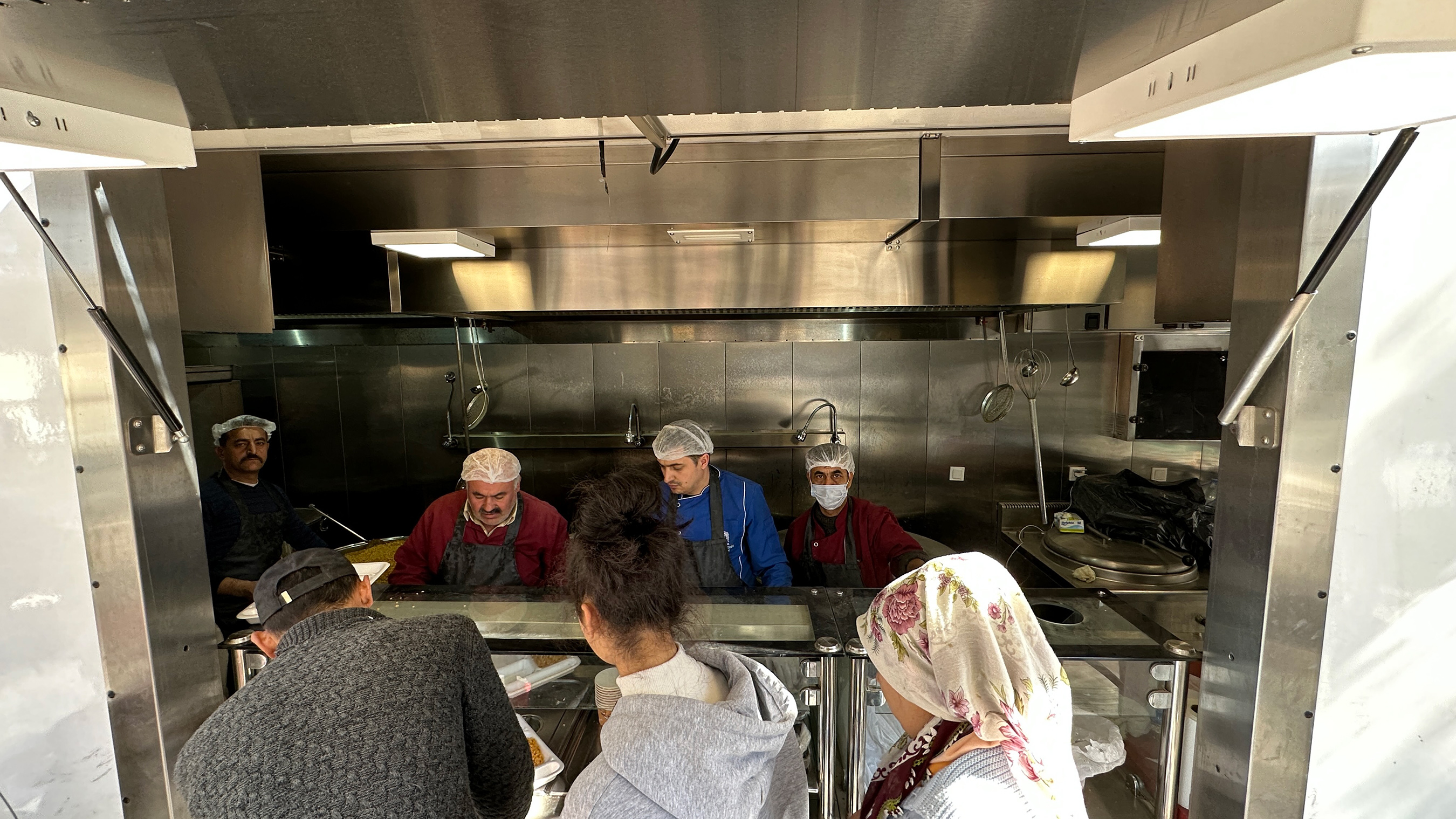 Konya, Hatay'da On Binlerce Kişiye Günlük Sıcak Yemek ve Ekmek Sağlıyor