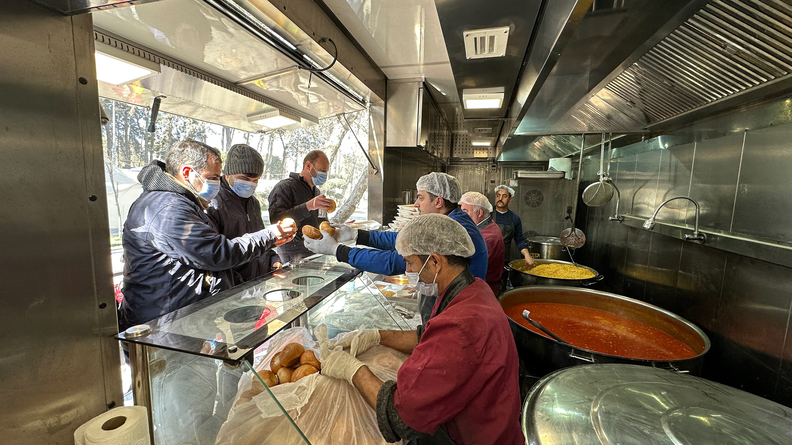 Konya, Hatay'da On Binlerce Kişiye Günlük Sıcak Yemek ve Ekmek Sağlıyor