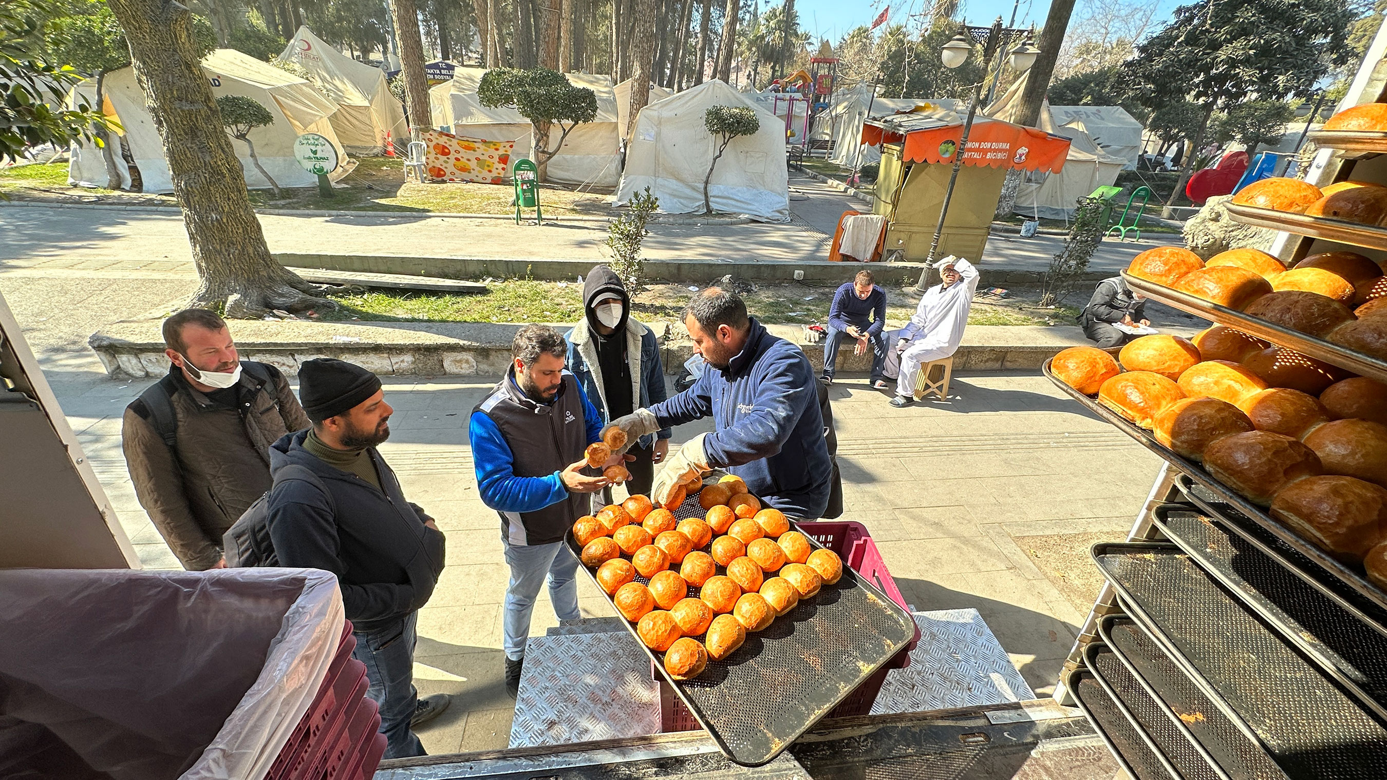 Konya, Hatay'da On Binlerce Kişiye Günlük Sıcak Yemek ve Ekmek Sağlıyor