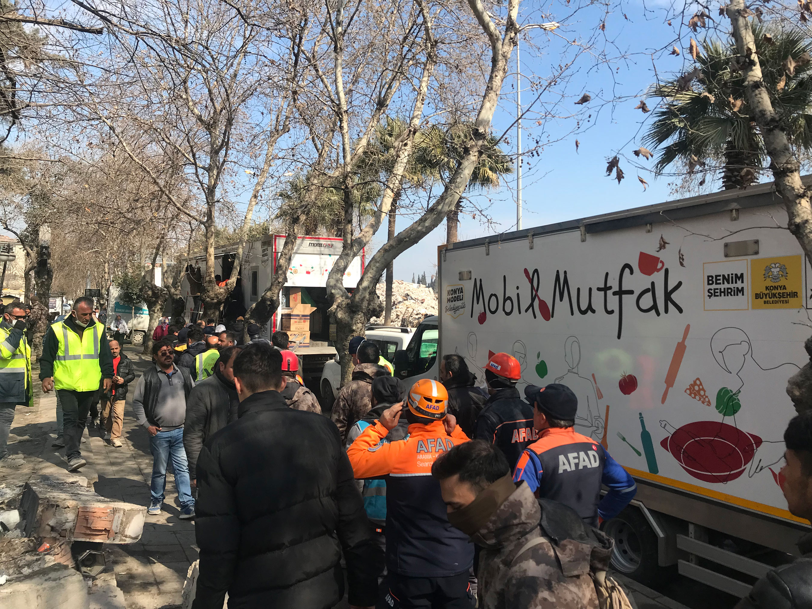 Konya, Hatay'da On Binlerce Kişiye Günlük Sıcak Yemek ve Ekmek Sağlıyor