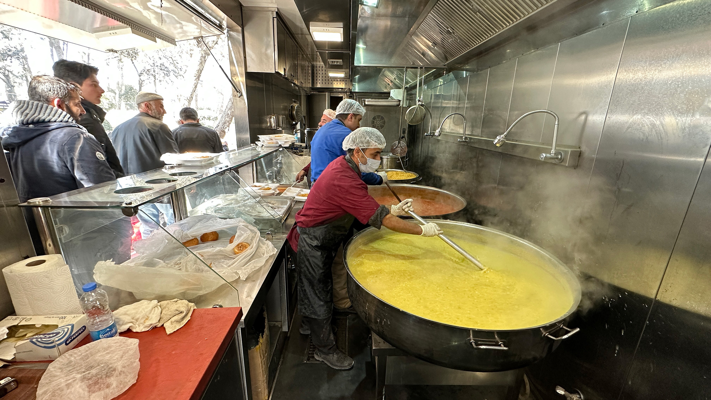 Konya, Hatay'da On Binlerce Kişiye Günlük Sıcak Yemek ve Ekmek Sağlıyor