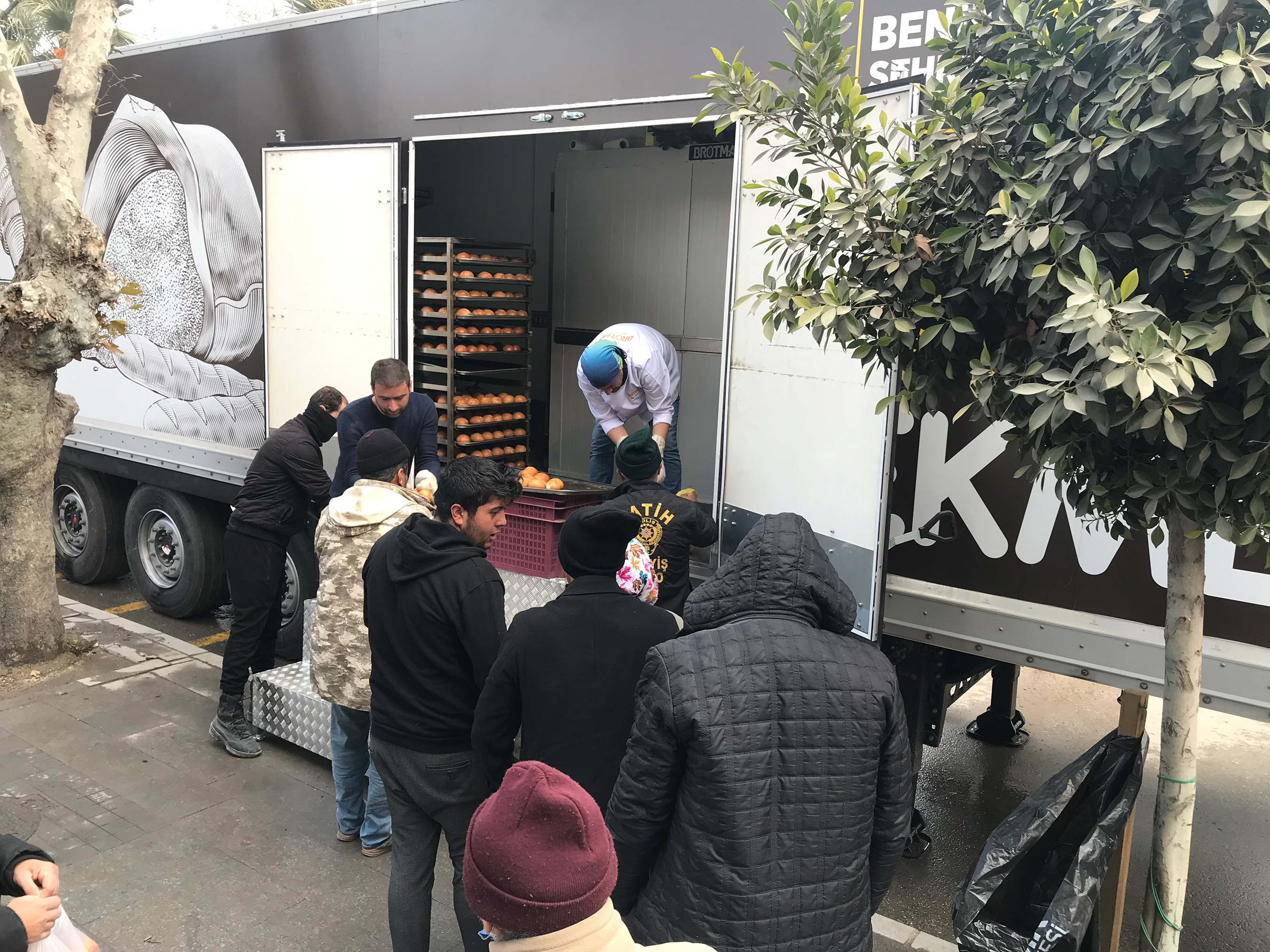 Konya, Hatay'da On Binlerce Kişiye Günlük Sıcak Yemek ve Ekmek Sağlıyor