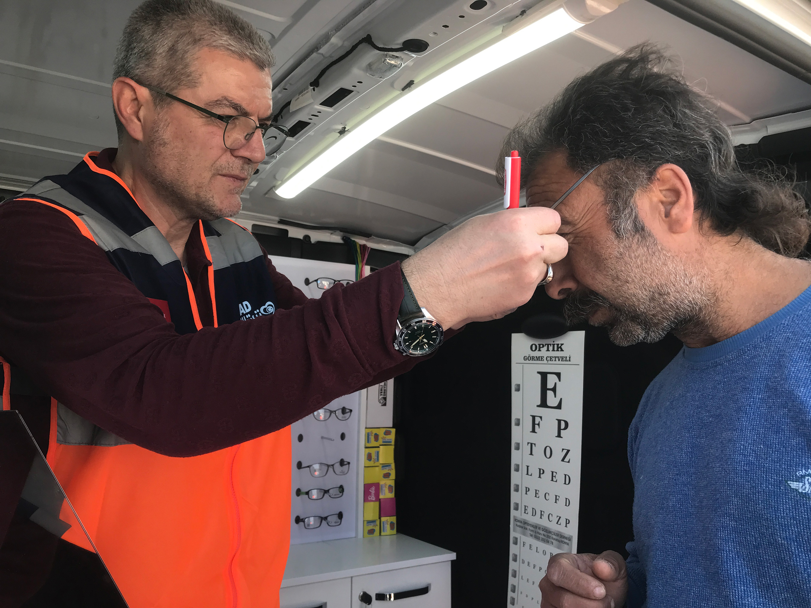 Konya Mobil Gözlük Aracı Hataylı Depremzedelere Hizmet Veriyor