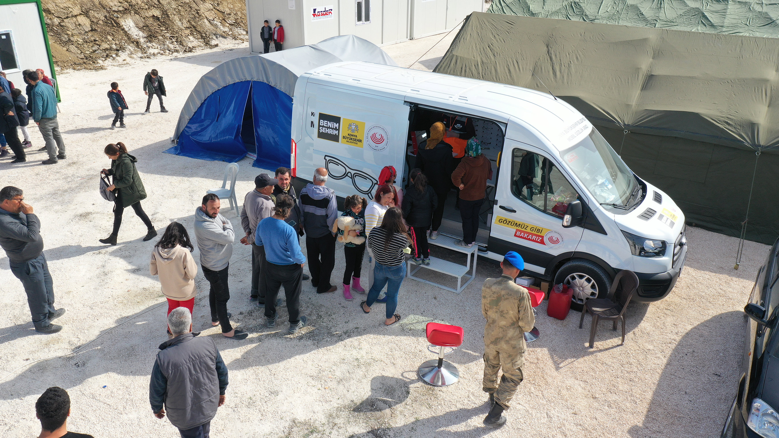 Konya Mobil Gözlük Aracı Hataylı Depremzedelere Hizmet Veriyor