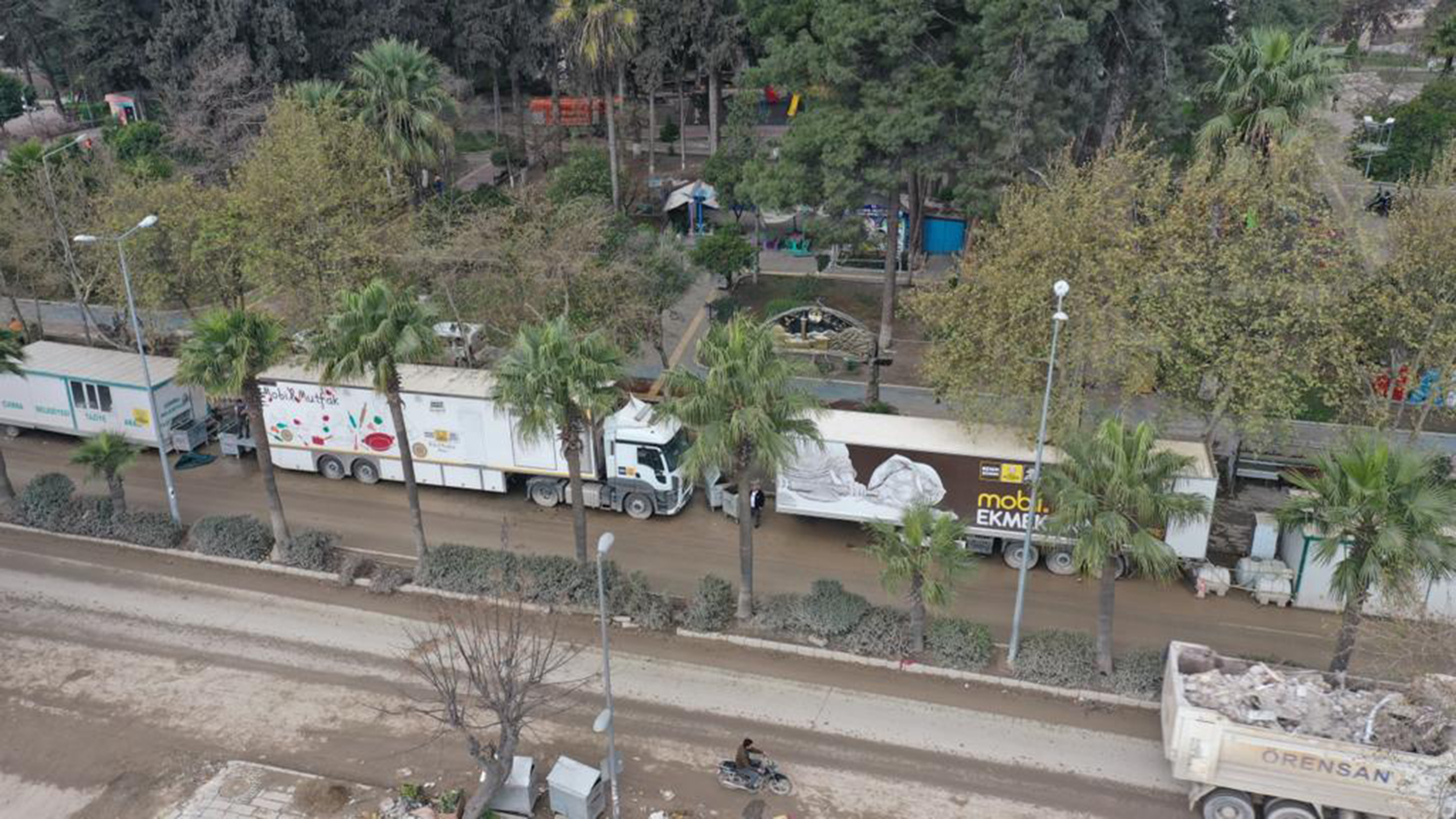 Konya'nın Mobil Yemek ve Ekmek Araçları Hatay'da Depremzedelerin İçini Isıtıyor 