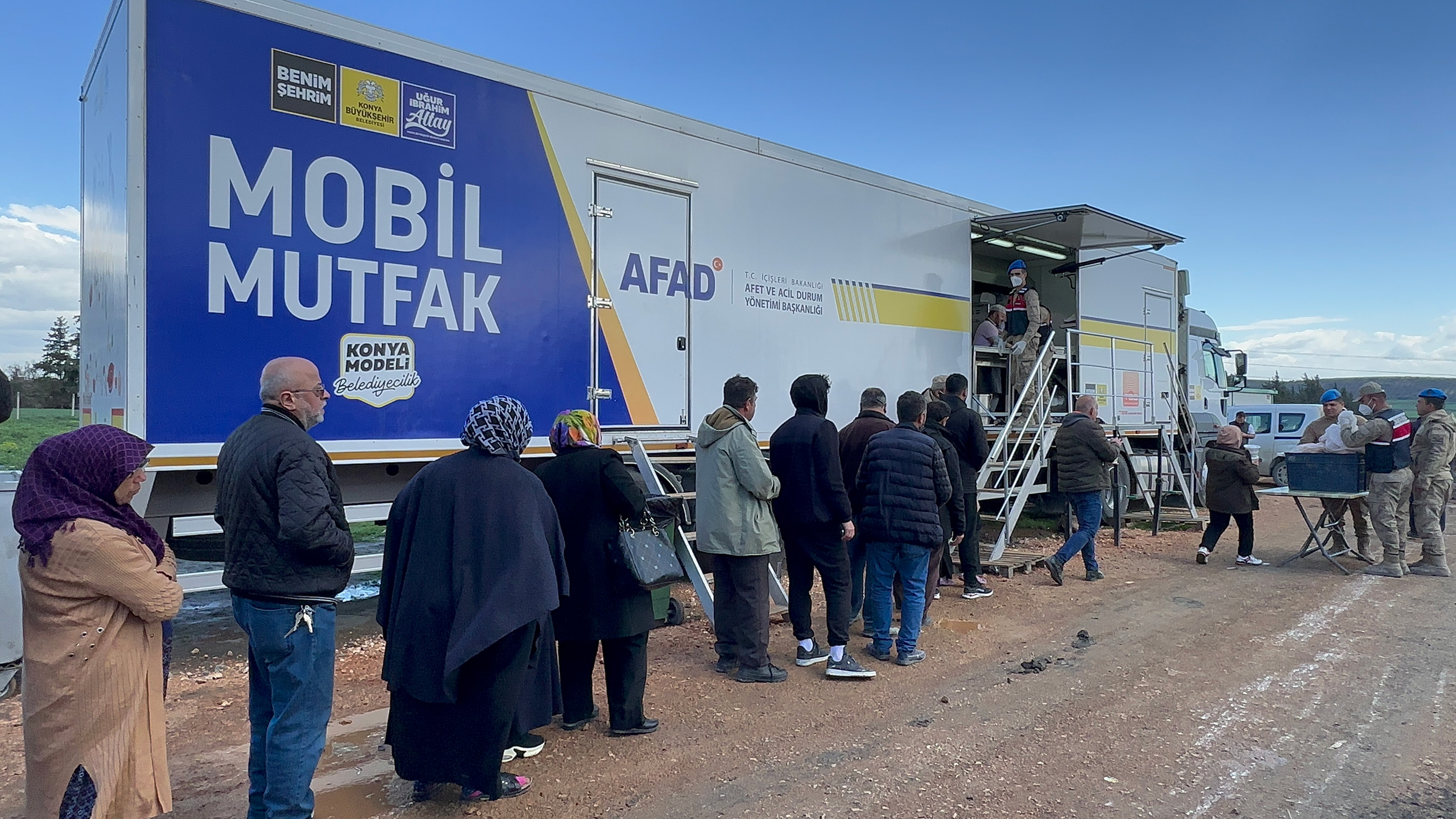 Konya'nın Mobil Yemek ve Ekmek Araçları Hatay'da Depremzedelerin İçini Isıtıyor 