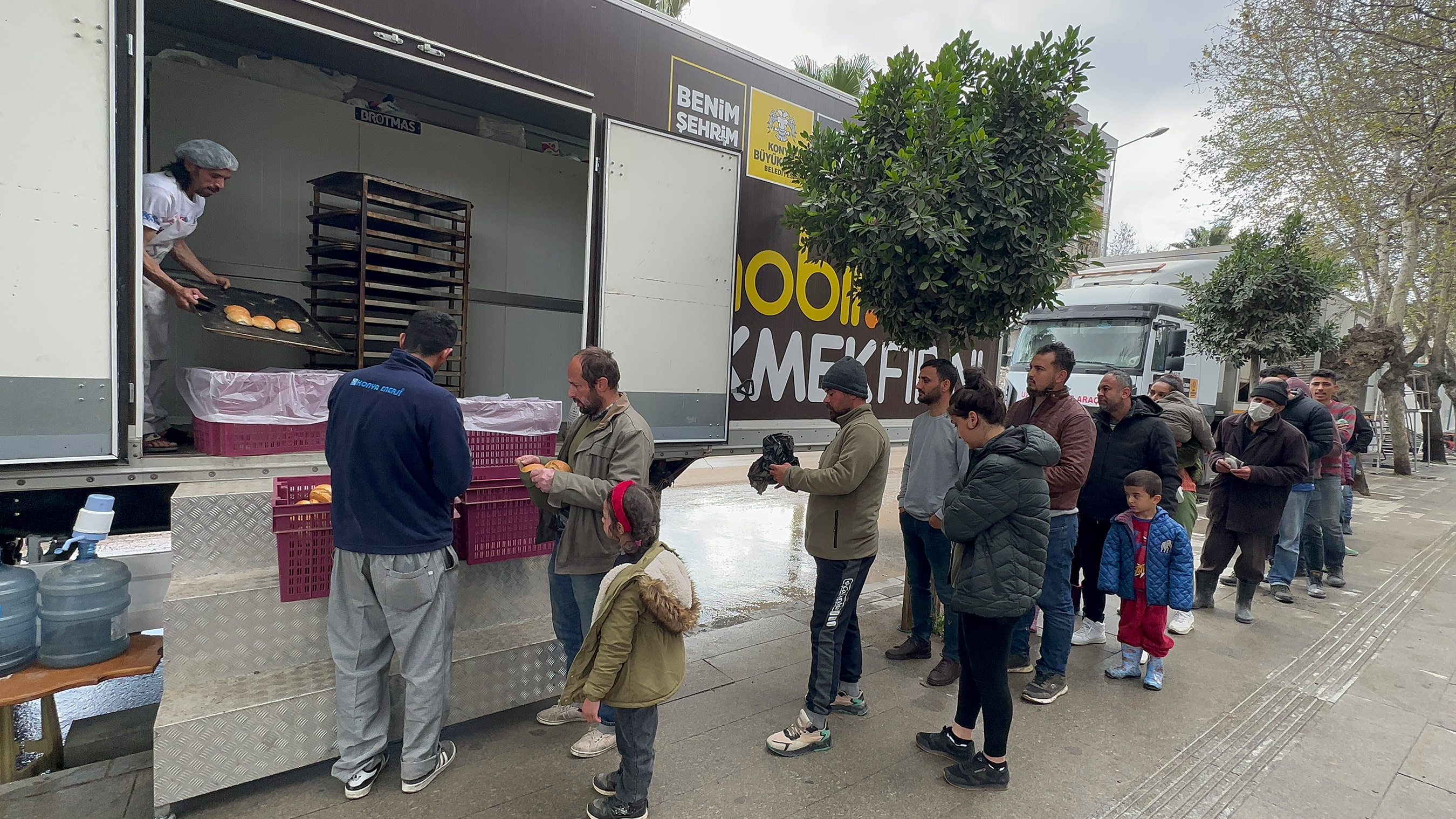 Konya'nın Mobil Yemek ve Ekmek Araçları Hatay'da Depremzedelerin İçini Isıtıyor 