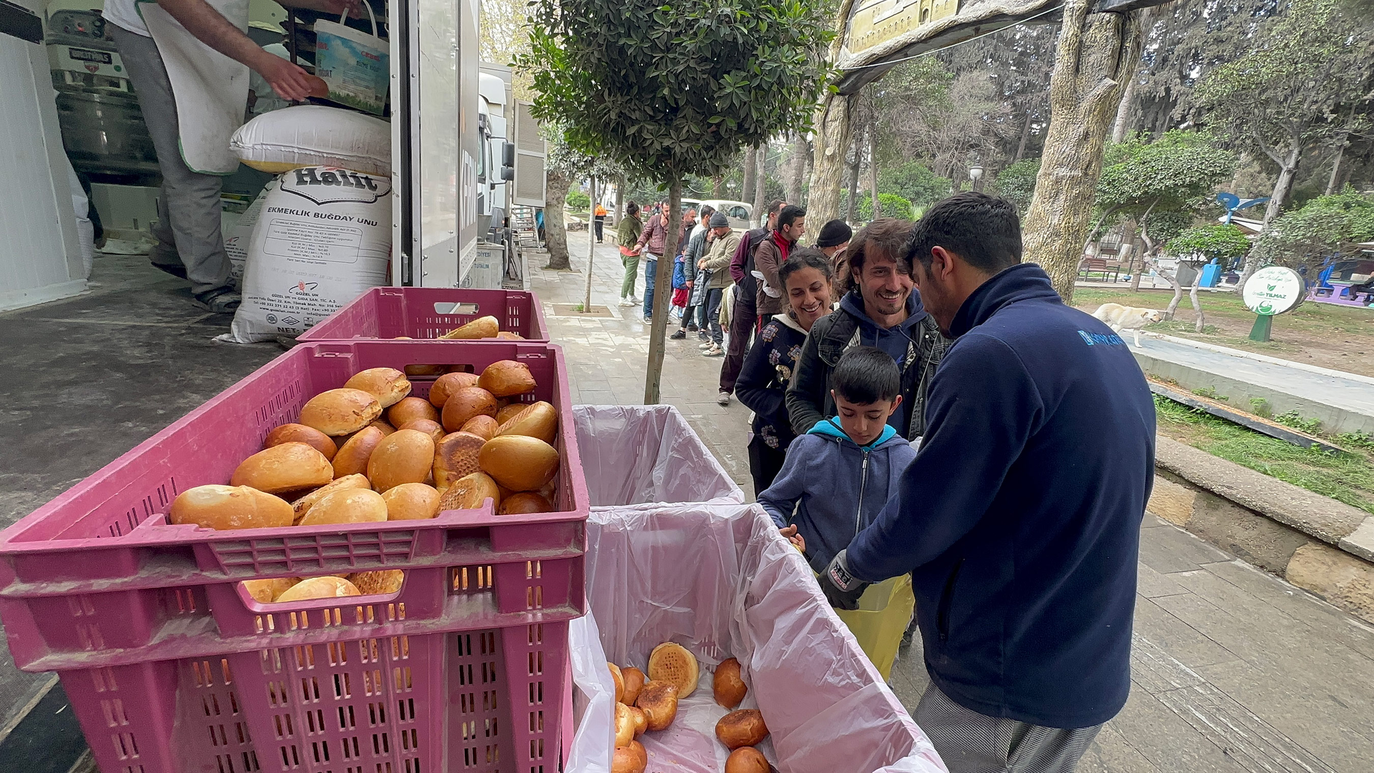 Konya'nın Mobil Yemek ve Ekmek Araçları Hatay'da Depremzedelerin İçini Isıtıyor 