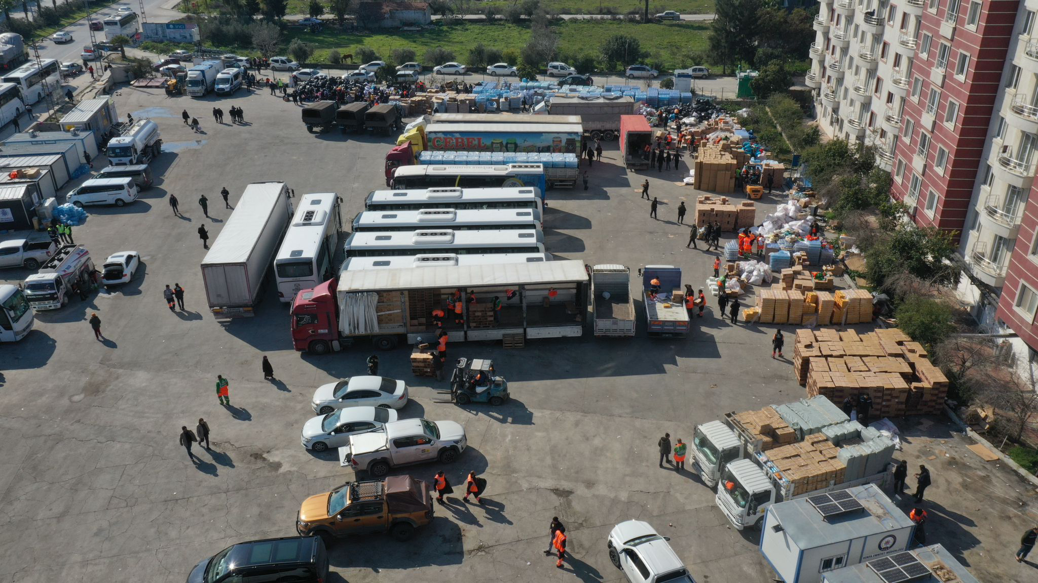Konya Büyükşehir Belediyesi ve İlçe Belediyeleri Hatay'a 305 TIR Yardım Gönderdi