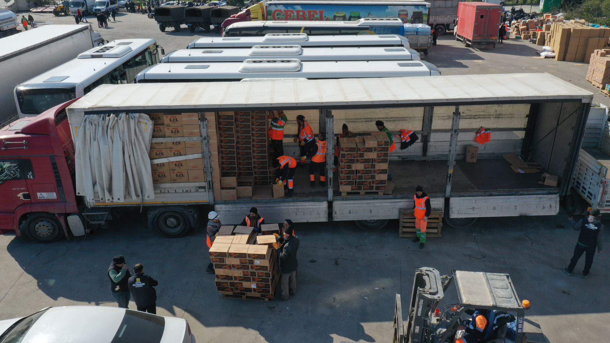 Konya Büyükşehir Belediyesi ve İlçe Belediyeleri Hatay'a 305 TIR Yardım Gönderdi