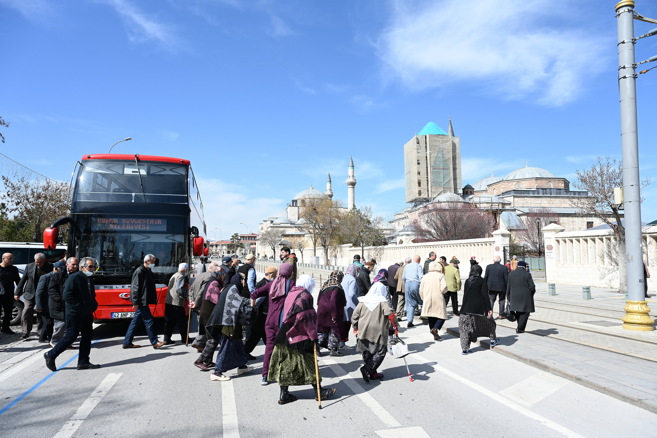 Konya Büyükşehir, Huzurevinde Kalan Depremzede Büyüklerimize Şehir Gezisiyle Moral Verdi