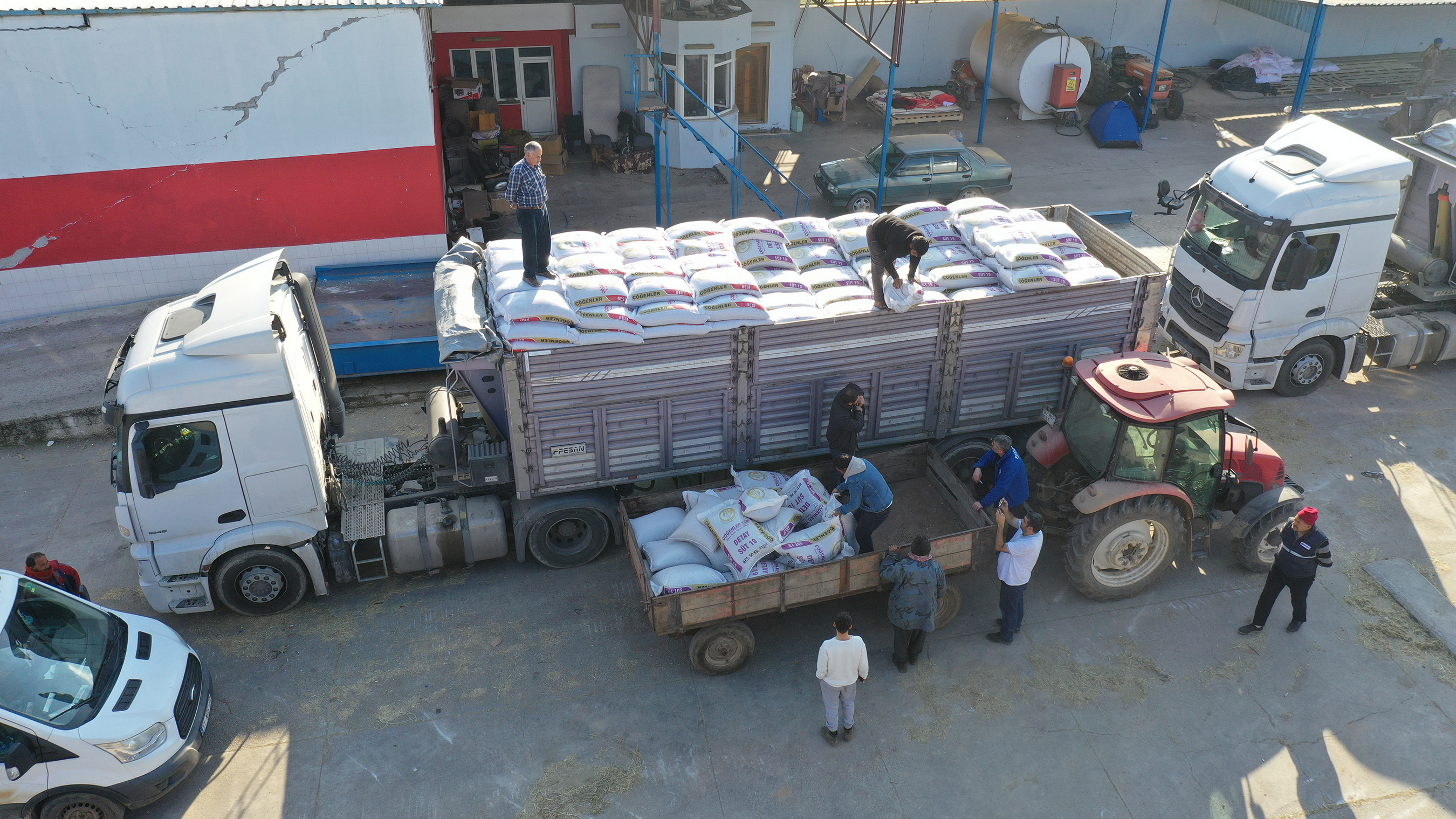 Konya Büyükşehir'in Hatay'a Gönderdiği 10 Tır Yem Hayvan Üreticisine Can Suyu Oldu