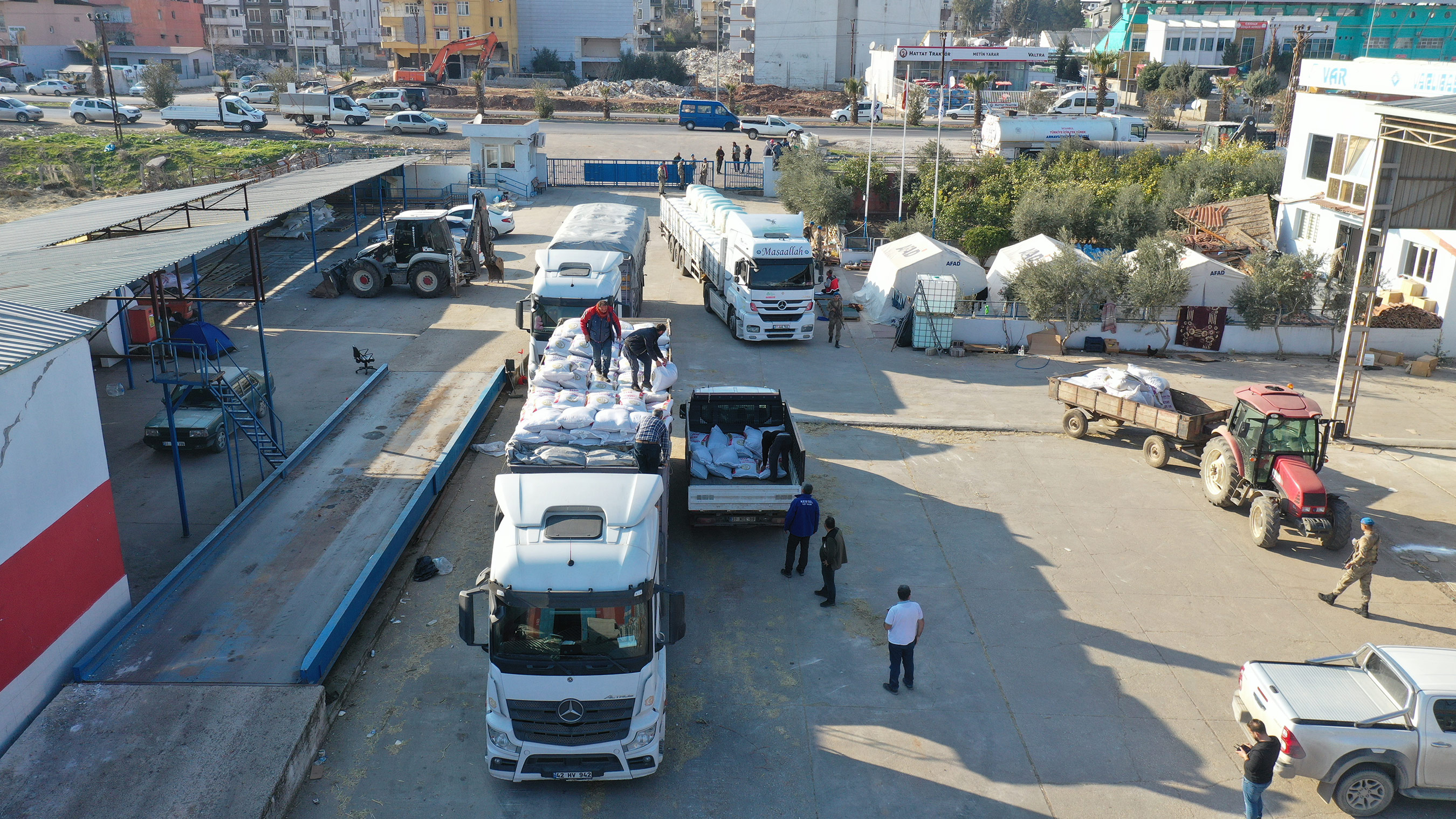 Konya Büyükşehir'in Hatay'a Gönderdiği 10 Tır Yem Hayvan Üreticisine Can Suyu Oldu