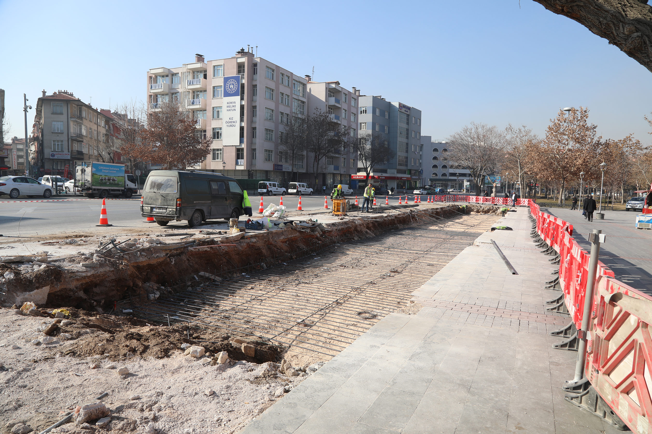 Konya Büyükşehir Kültürpark'a Kapalı Otobüs Durakları Yapıyor