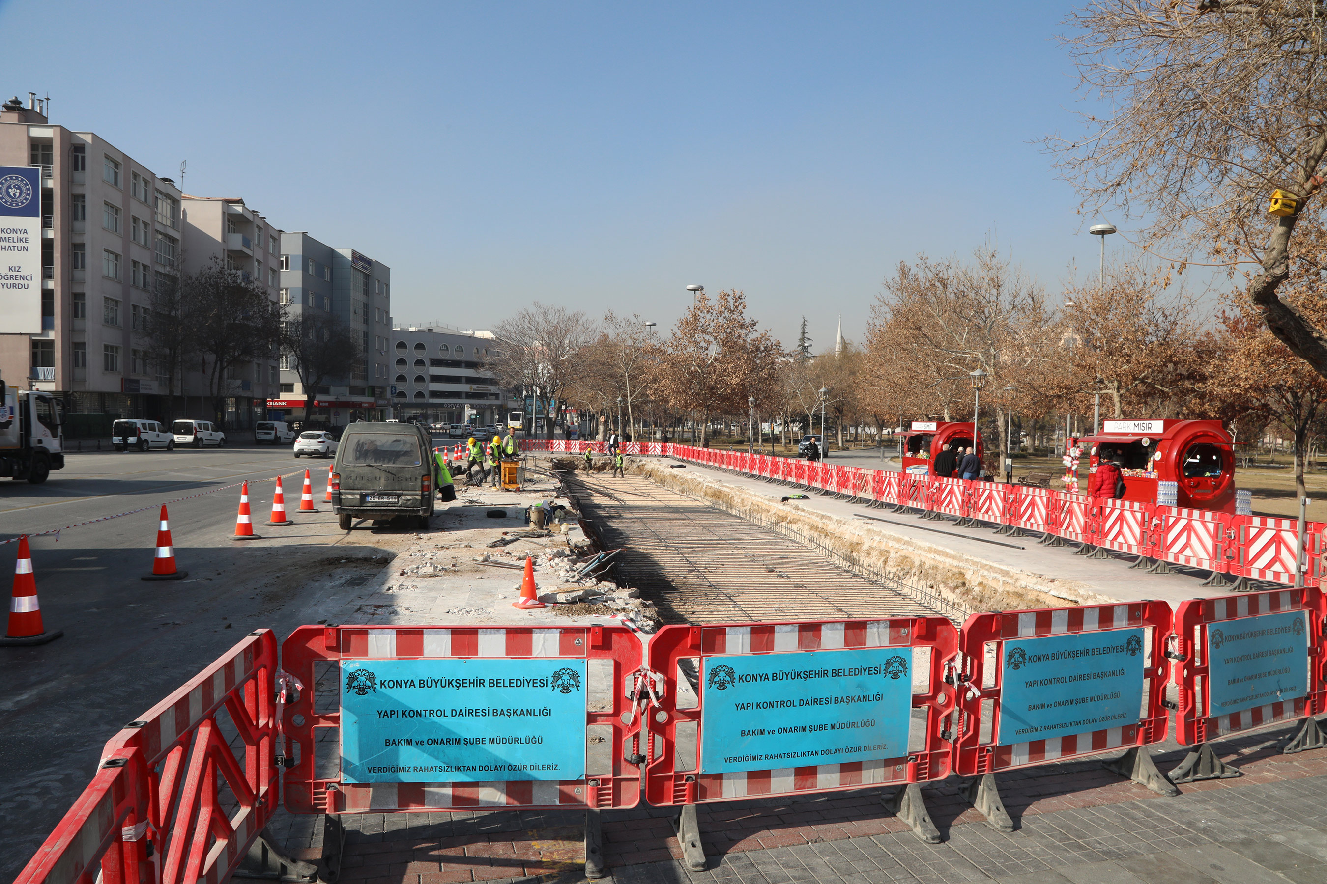 Konya Büyükşehir Kültürpark'a Kapalı Otobüs Durakları Yapıyor