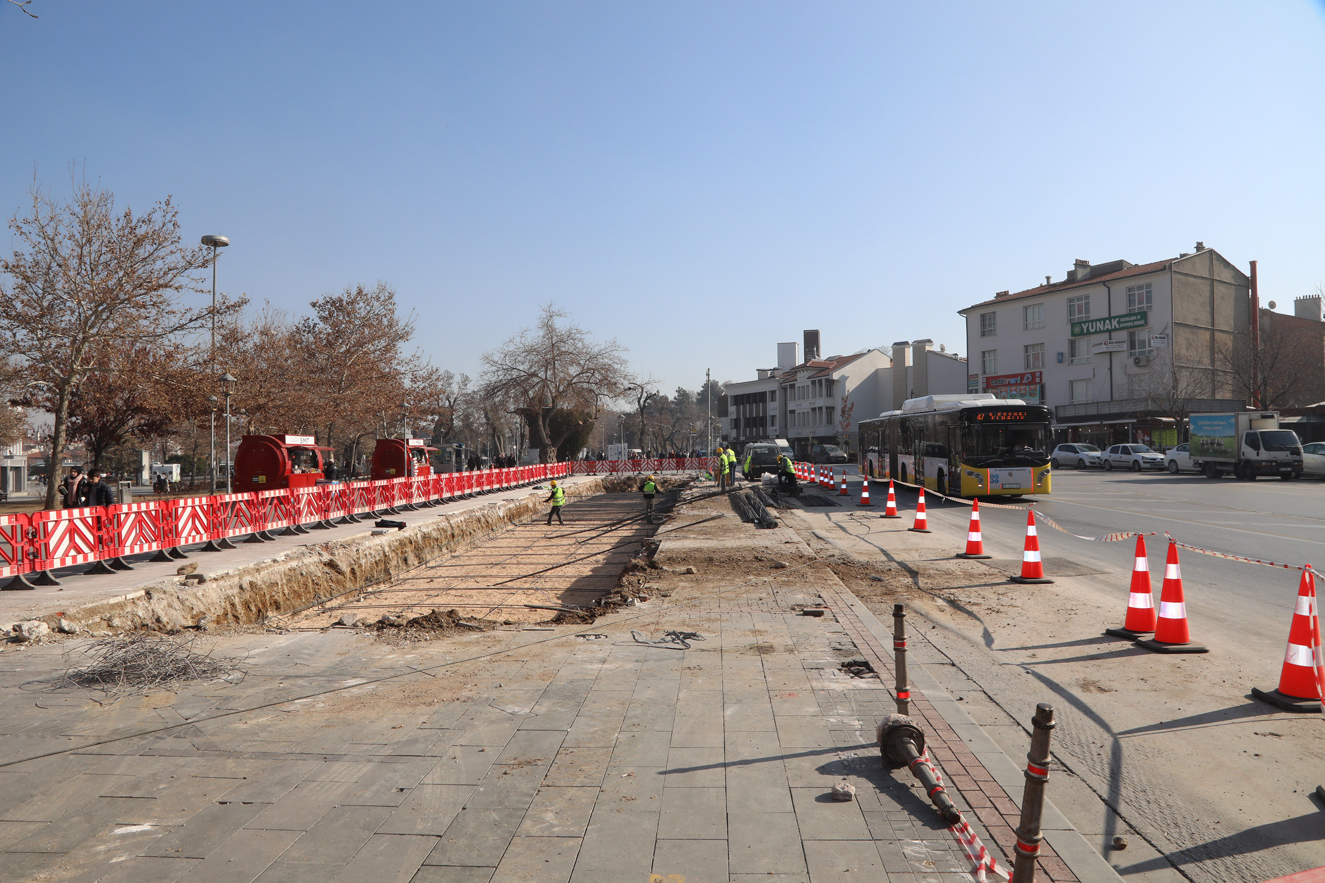 Konya Büyükşehir Kültürpark'a Kapalı Otobüs Durakları Yapıyor
