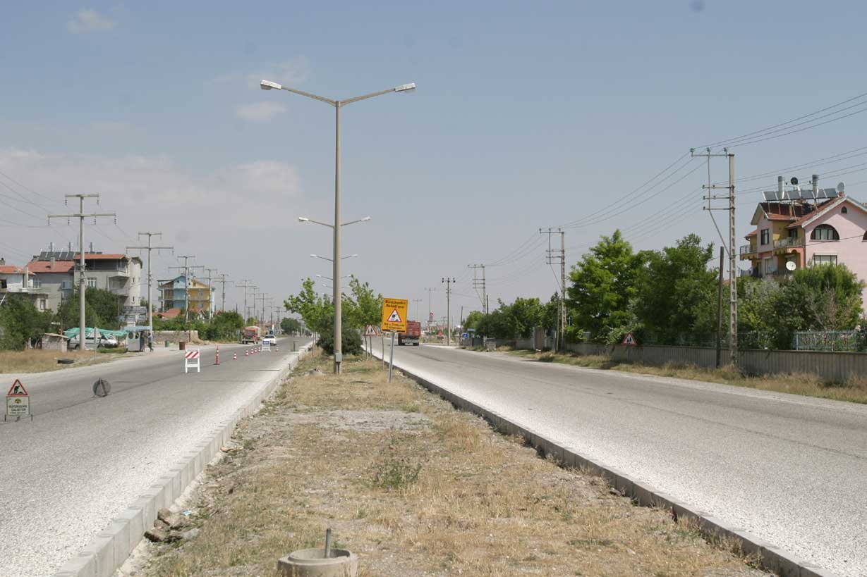 Büyükşehir Belediyesi 100 km'lik Çevre Yolu Düzenleme Çalışmalarını Karaman Yolu'nda da Başlattı.
