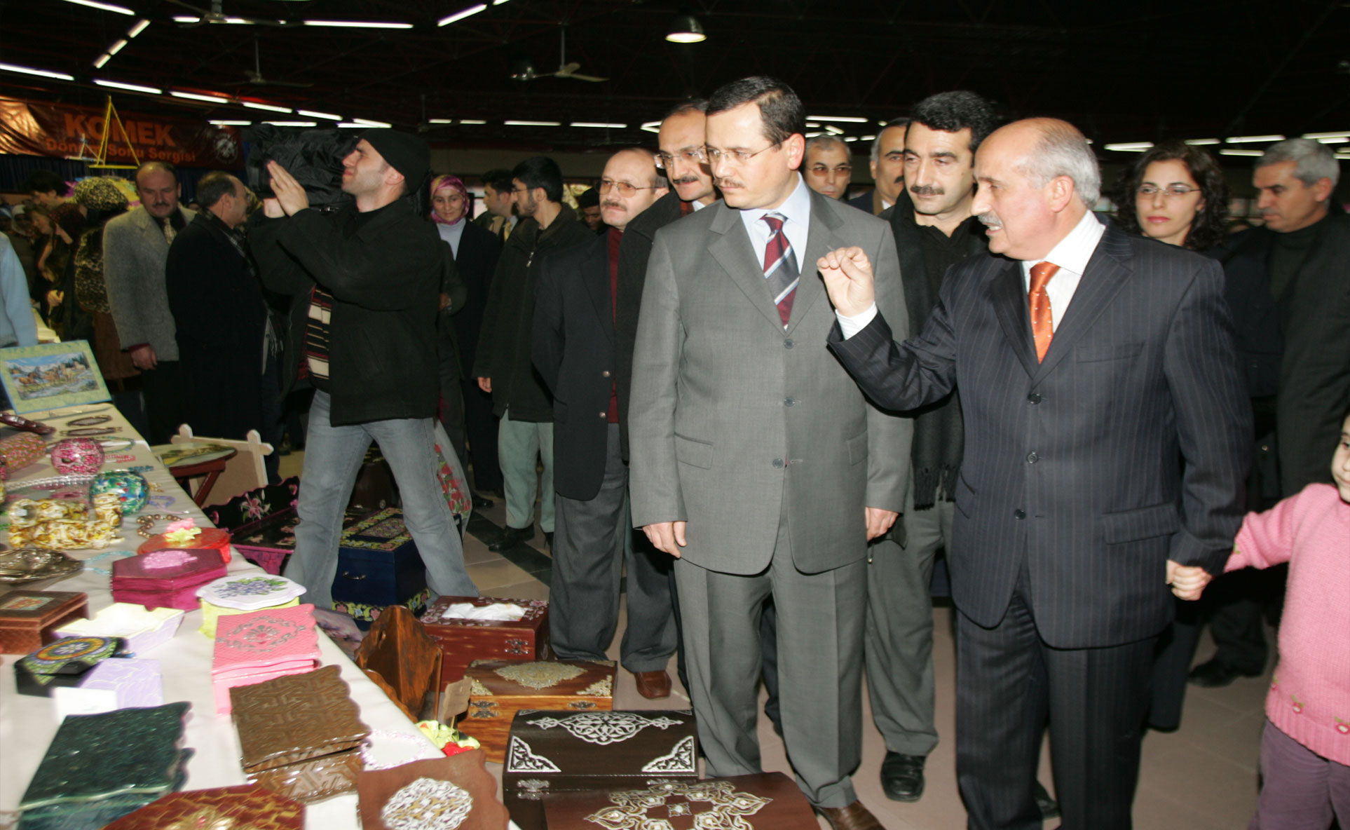 KOMEK GÖRÜCÜYE ÇIKTI