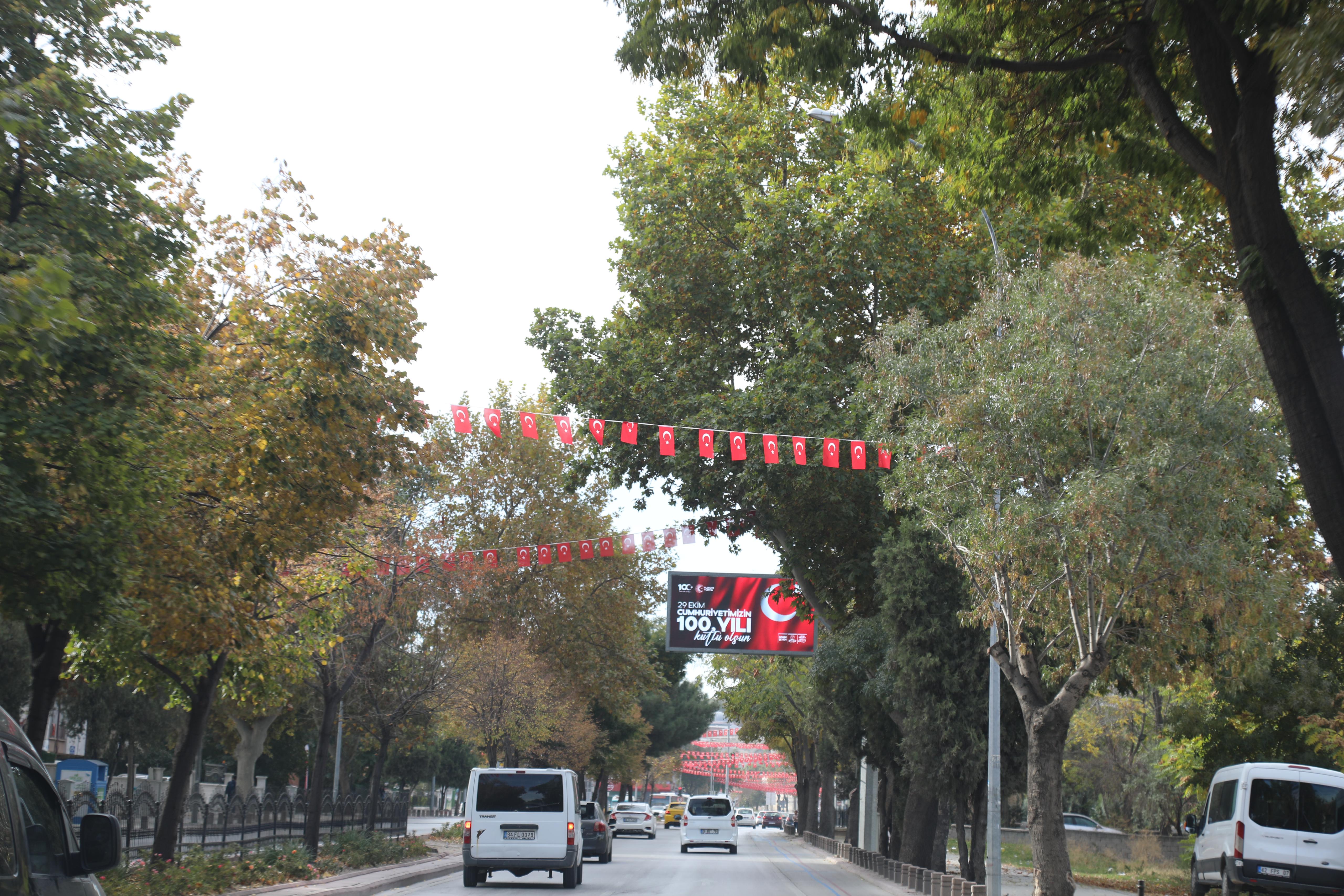 KONYA BÜYÜKŞEHİR KONYA’NIN CADDELERİNİ ŞANLI BAYRAĞIMIZLA DONATTI