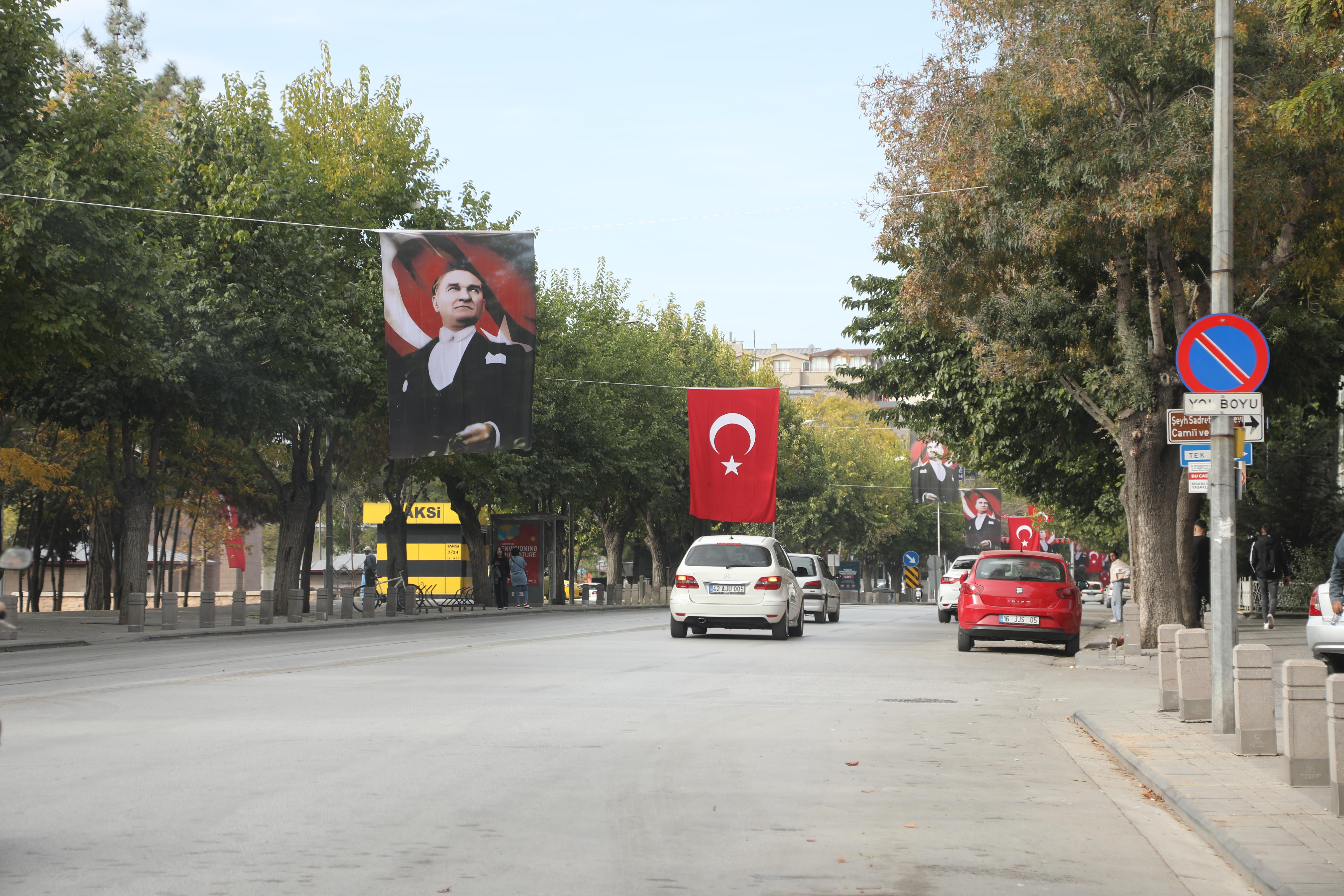 KONYA BÜYÜKŞEHİR KONYA’NIN CADDELERİNİ ŞANLI BAYRAĞIMIZLA DONATTI