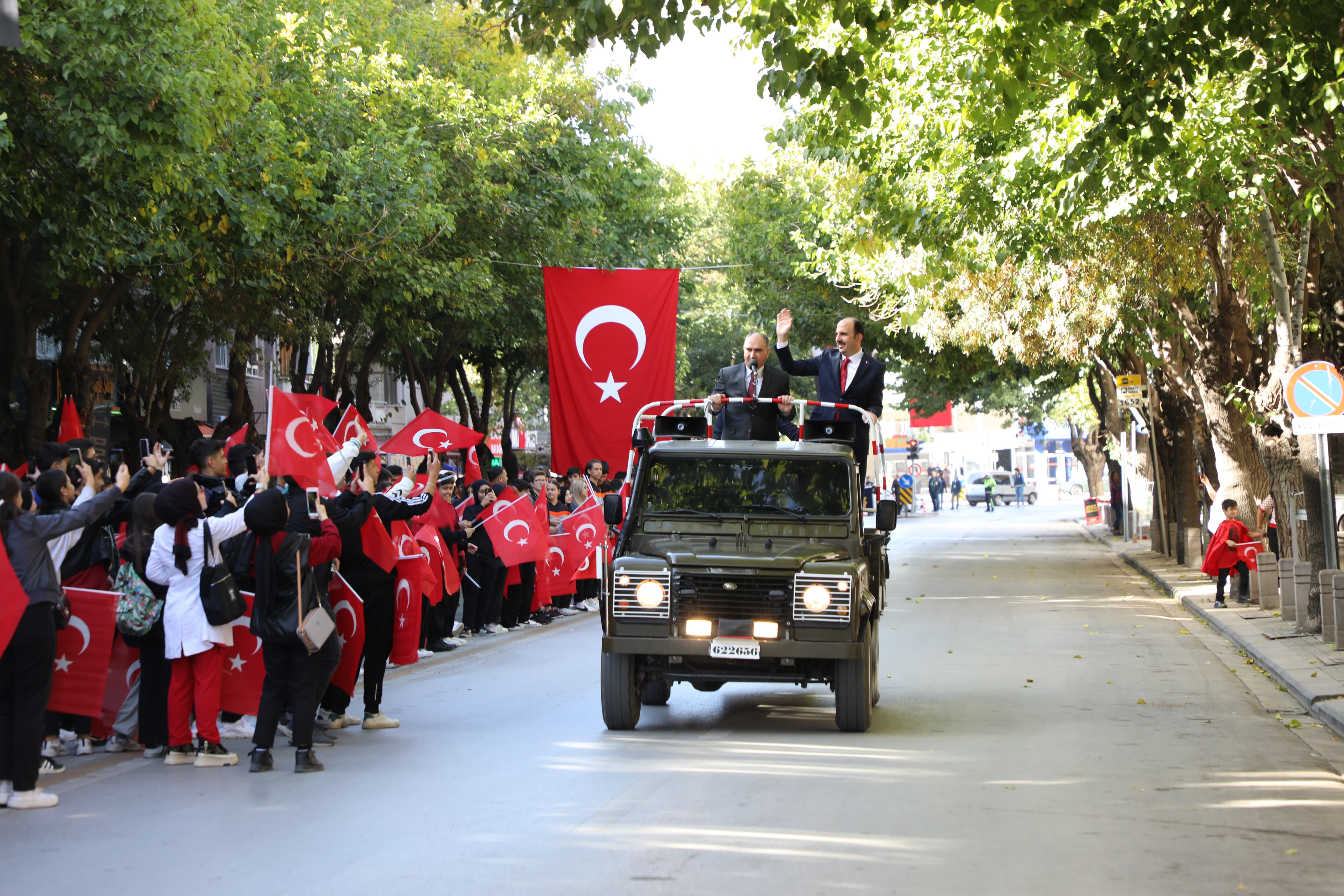 KONYA BÜYÜKŞEHİR KONYA’NIN CADDELERİNİ ŞANLI BAYRAĞIMIZLA DONATTI