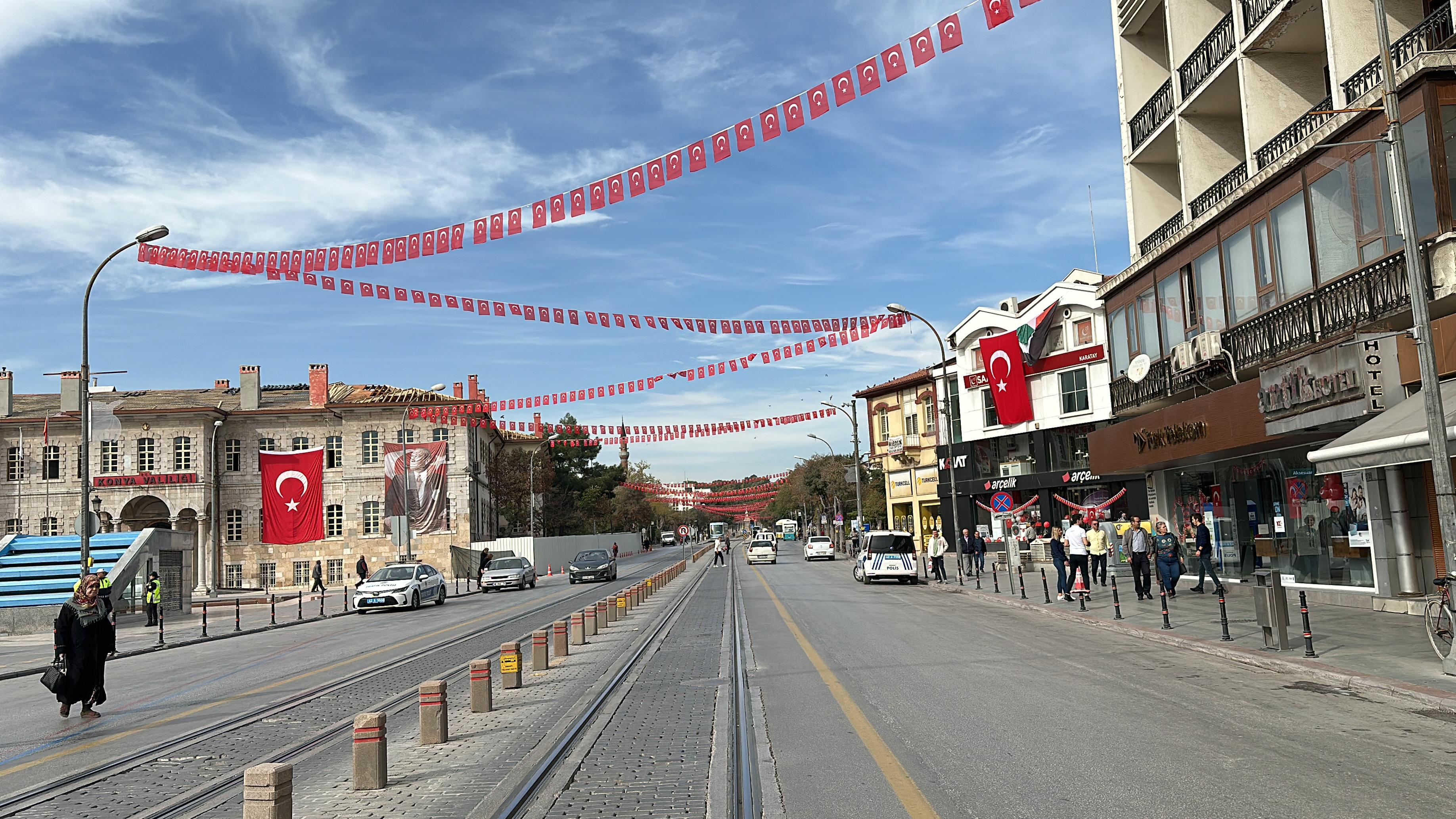 KONYA BÜYÜKŞEHİR KONYA’NIN CADDELERİNİ ŞANLI BAYRAĞIMIZLA DONATTI