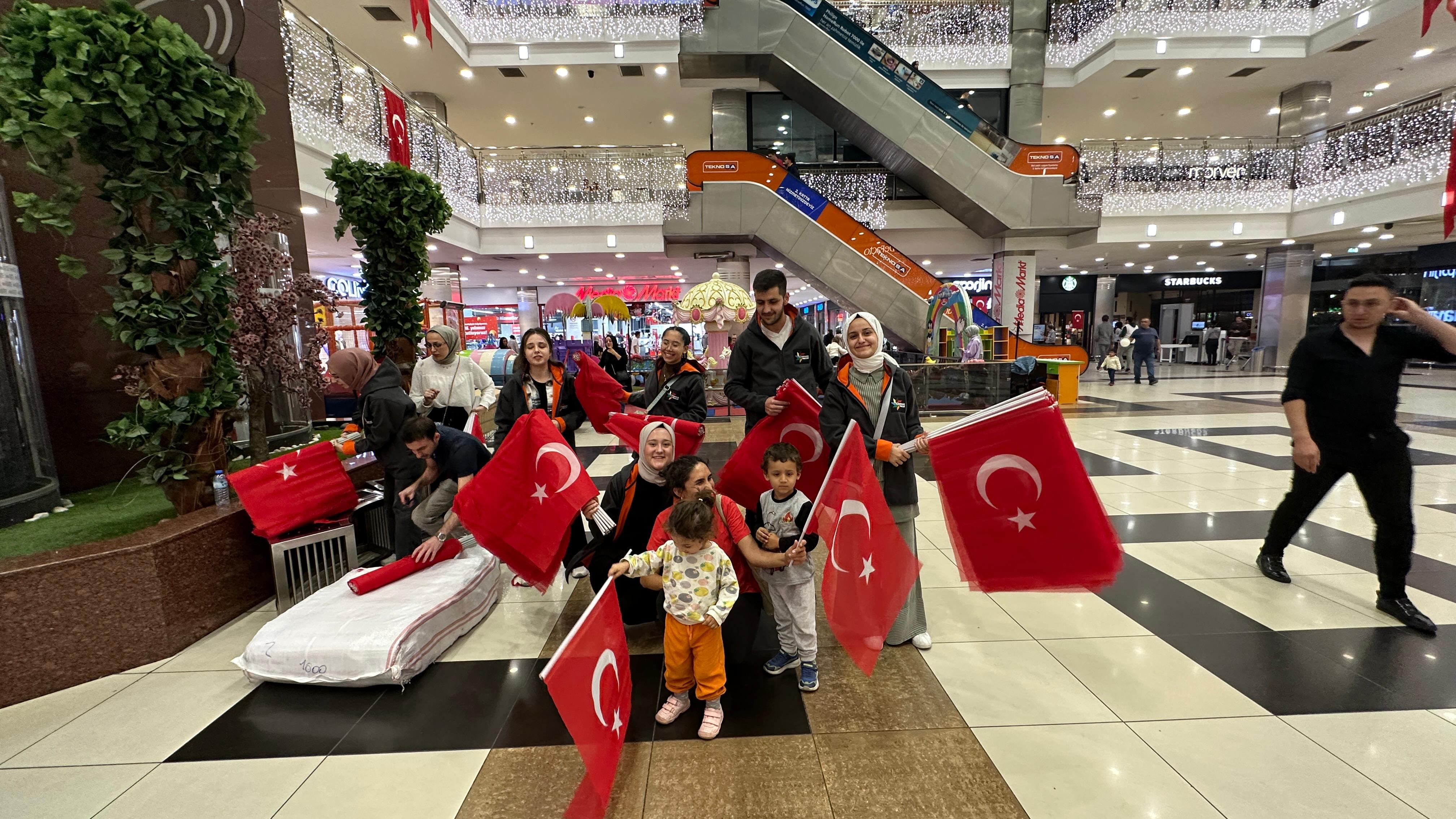 KONYA BÜYÜKŞEHİR KONYA’NIN CADDELERİNİ ŞANLI BAYRAĞIMIZLA DONATTI