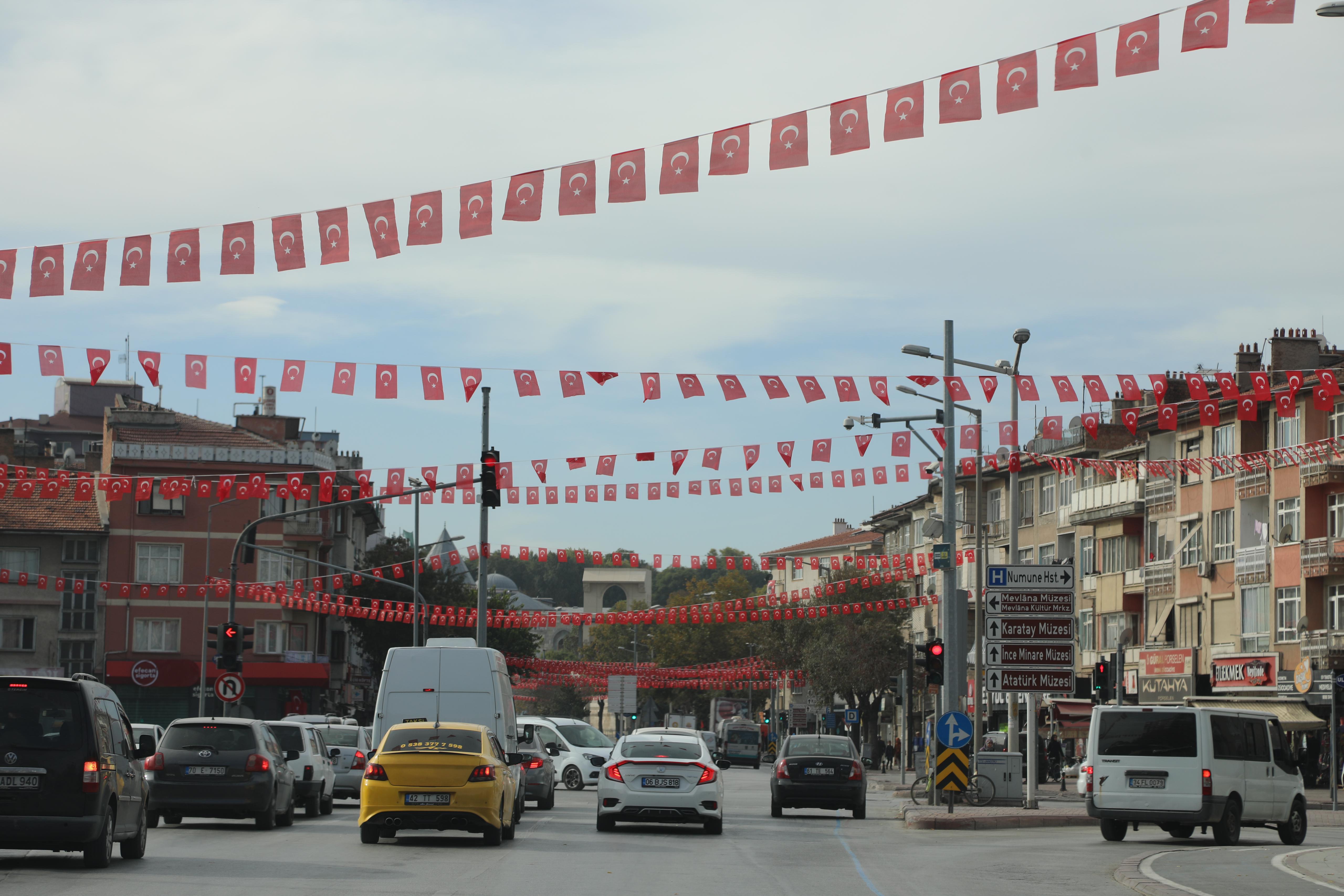 KONYA BÜYÜKŞEHİR KONYA’NIN CADDELERİNİ ŞANLI BAYRAĞIMIZLA DONATTI
