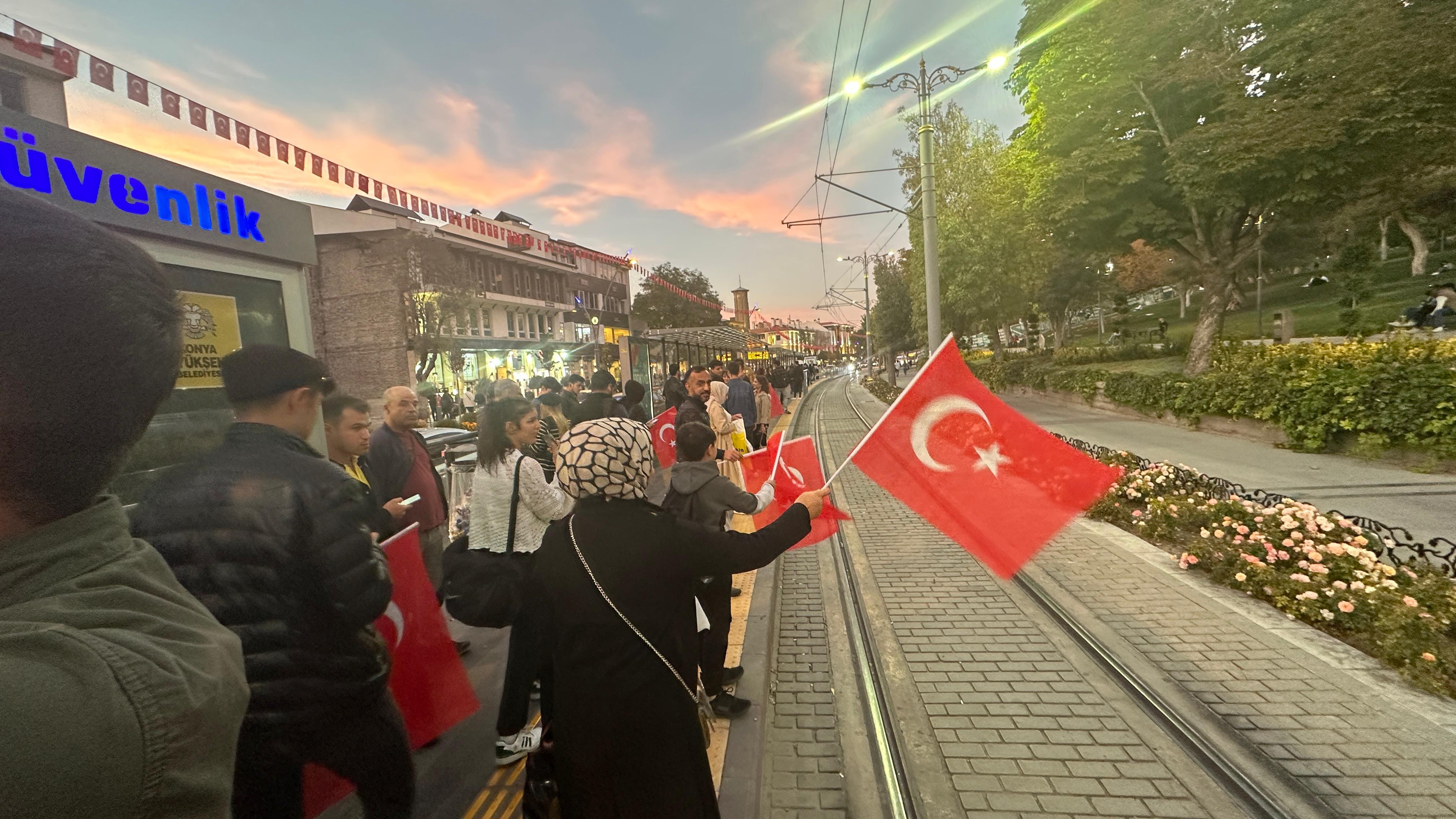 KONYA BÜYÜKŞEHİR KONYA’NIN CADDELERİNİ ŞANLI BAYRAĞIMIZLA DONATTI