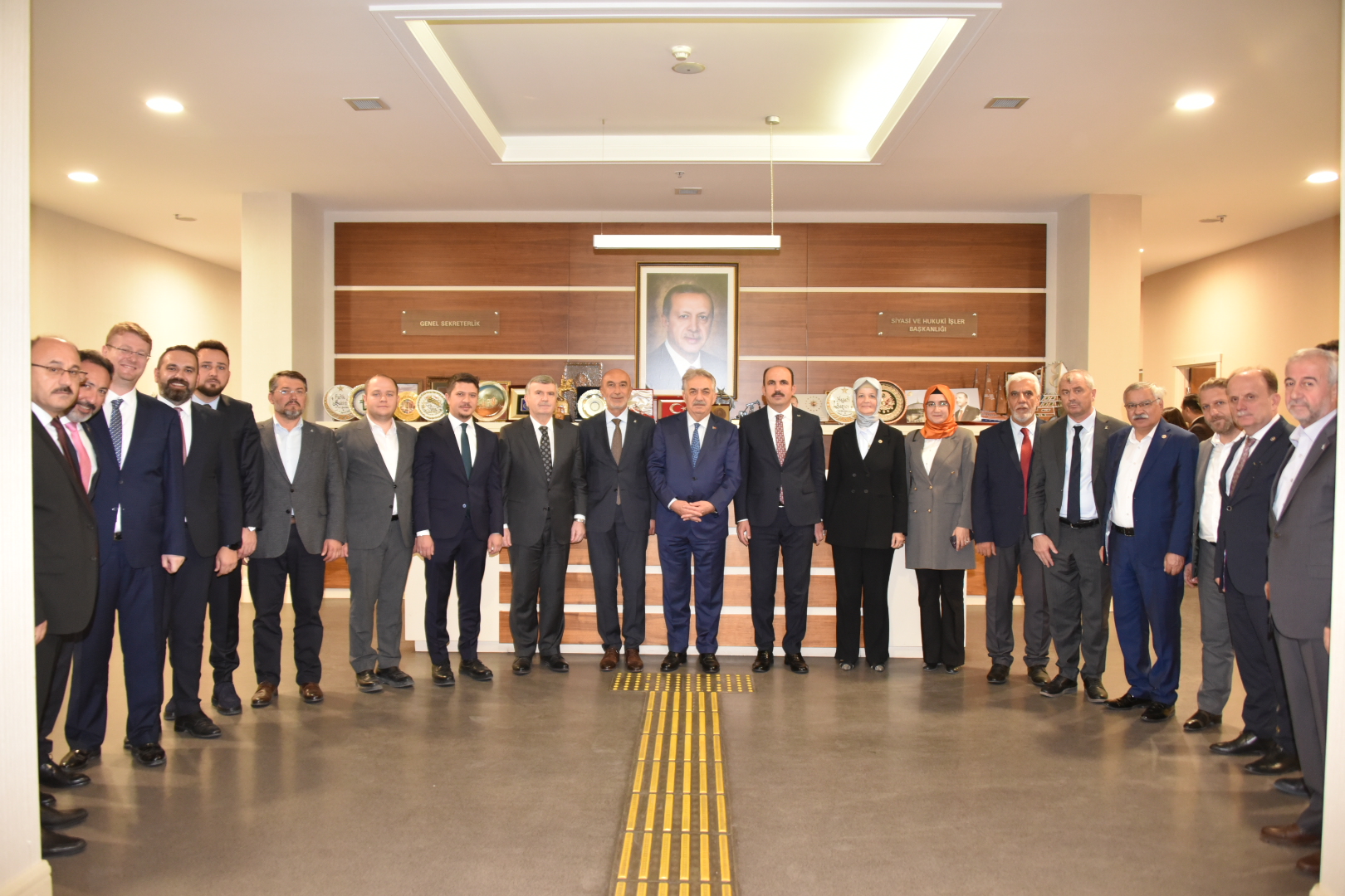 BAŞKAN ALTAY, MİLLETVEKİLLERİ VE AK PARTİ İL YÖNETİMİ GENEL BAŞKAN YARDIMCILARINI ZİYARET ETTİ