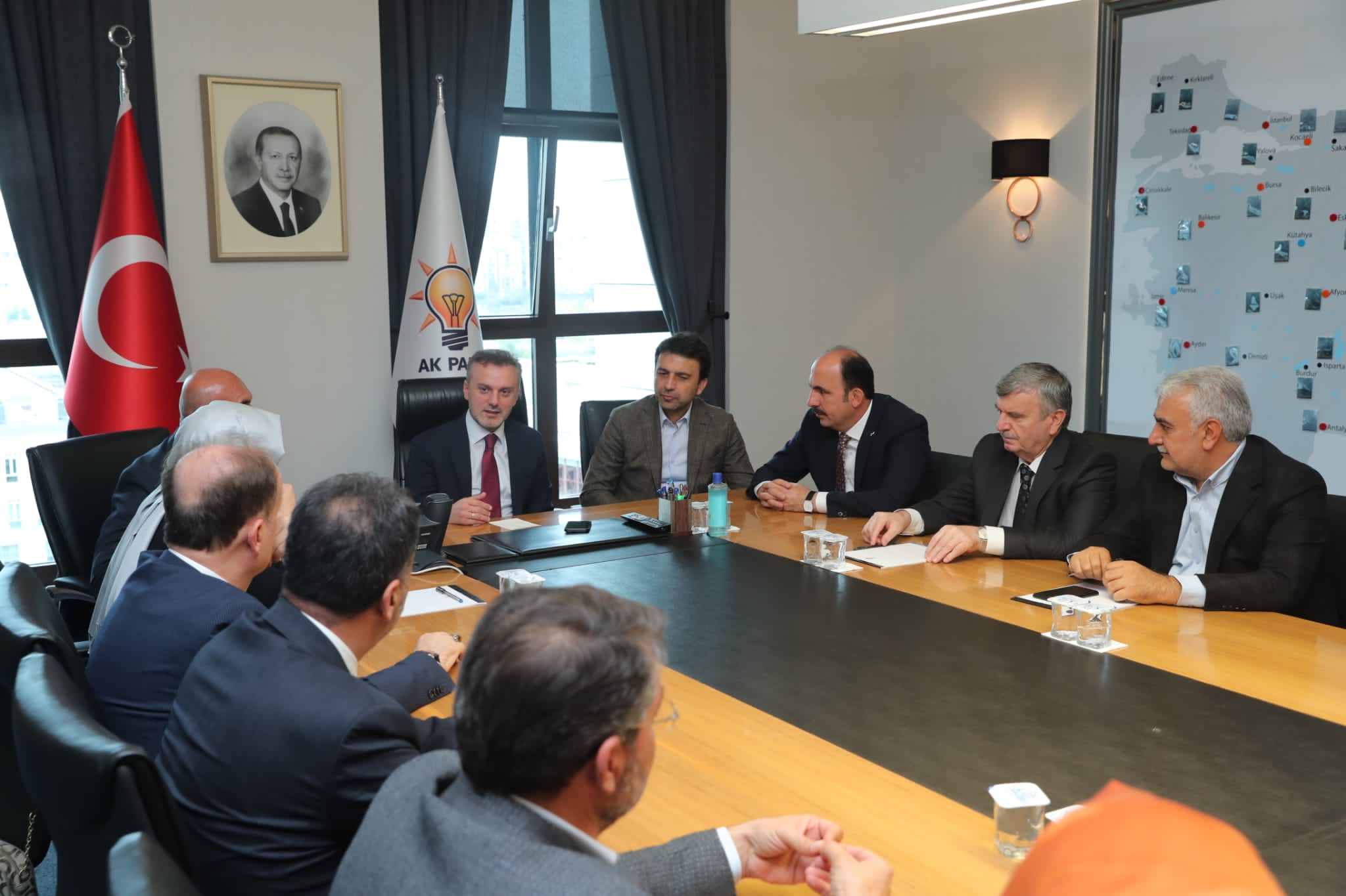 BAŞKAN ALTAY, MİLLETVEKİLLERİ VE AK PARTİ İL YÖNETİMİ GENEL BAŞKAN YARDIMCILARINI ZİYARET ETTİ