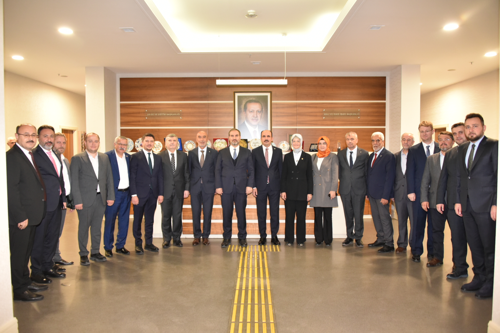 BAŞKAN ALTAY, MİLLETVEKİLLERİ VE AK PARTİ İL YÖNETİMİ GENEL BAŞKAN YARDIMCILARINI ZİYARET ETTİ