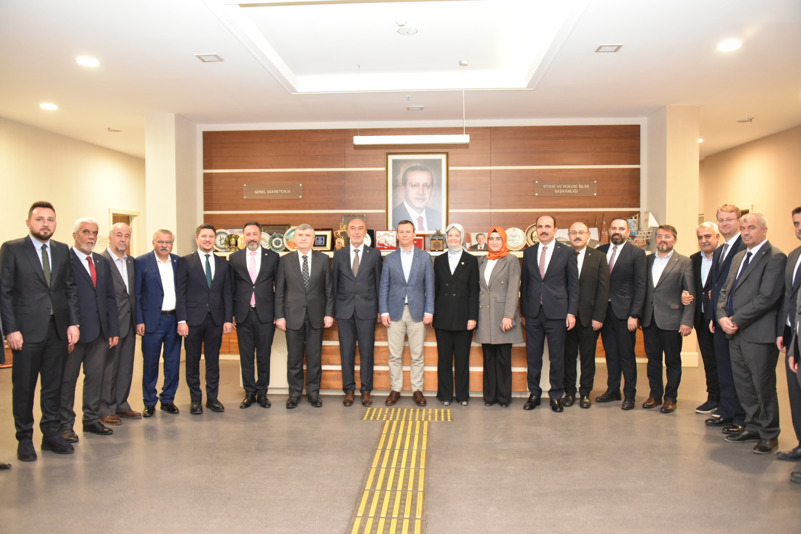 BAŞKAN ALTAY, MİLLETVEKİLLERİ VE AK PARTİ İL YÖNETİMİ GENEL BAŞKAN YARDIMCILARINI ZİYARET ETTİ