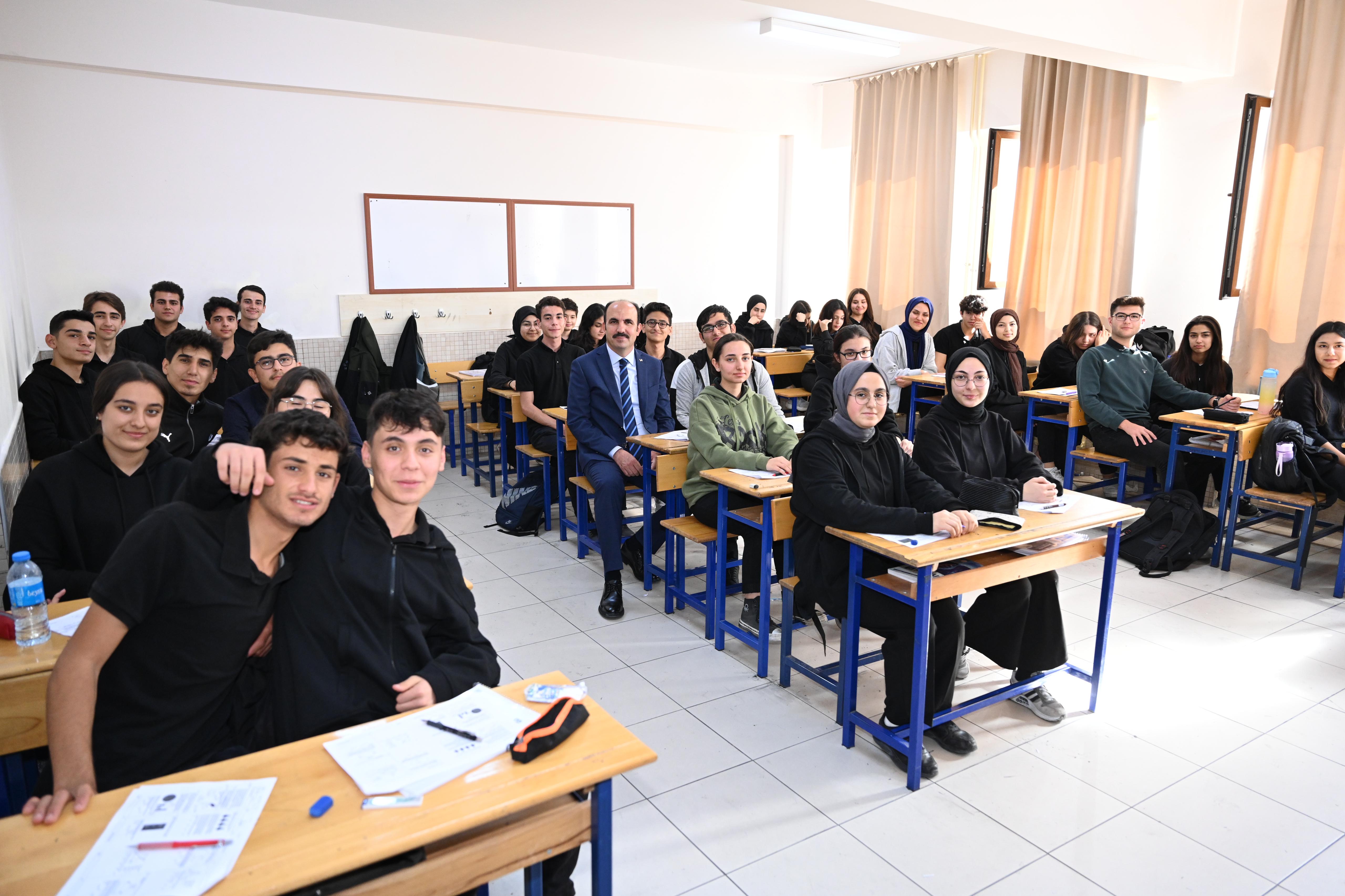 BAŞKAN ALTAY LİSE ÖĞRENCİLERİYLE BULUŞTU