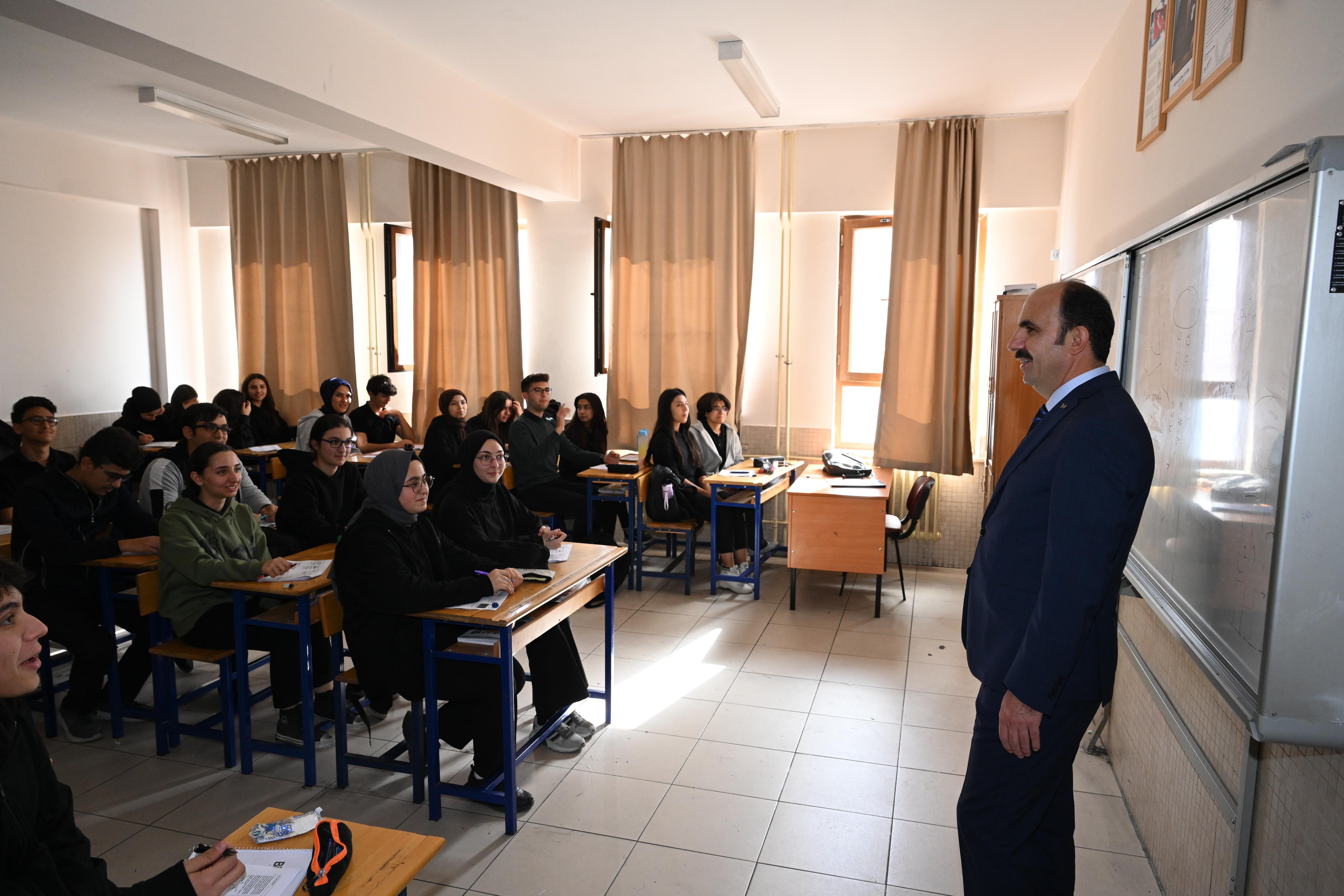 BAŞKAN ALTAY LİSE ÖĞRENCİLERİYLE BULUŞTU