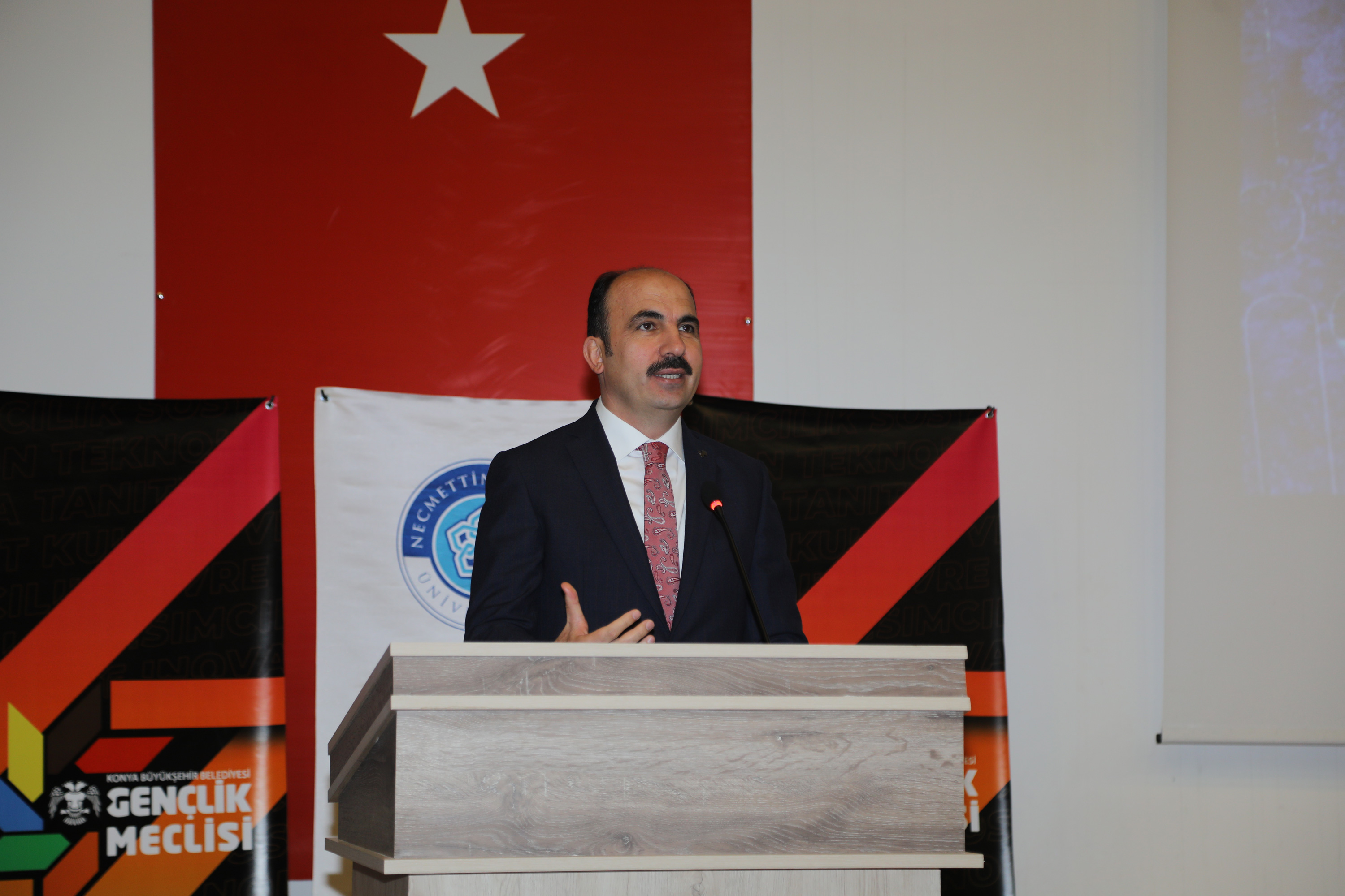 BAŞKAN ALTAY NEÜ’DE ÖĞRENCİLERLE BULUŞTU